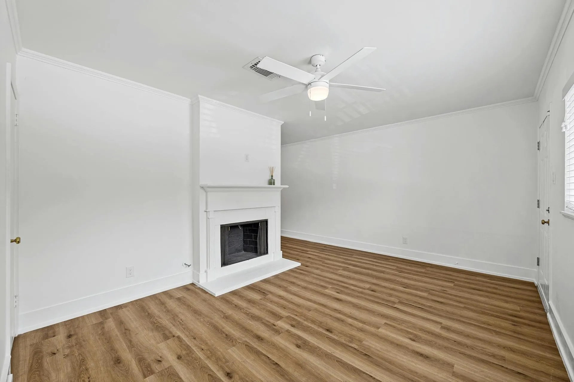Photo 3 of 2401 WINSTED LN #2