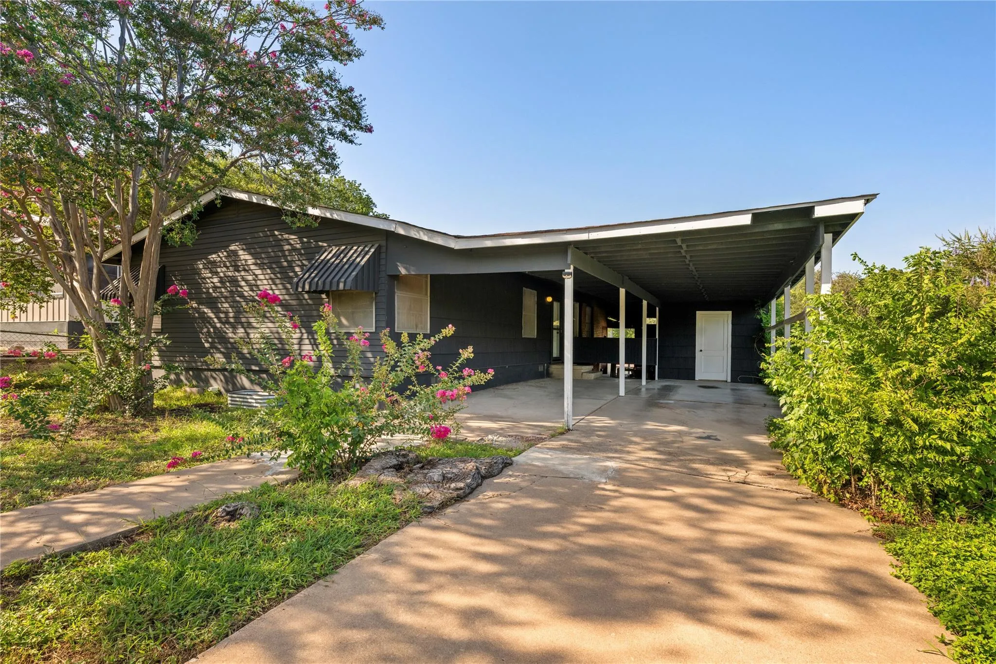 Photo 3 of 402 PHILCO DR