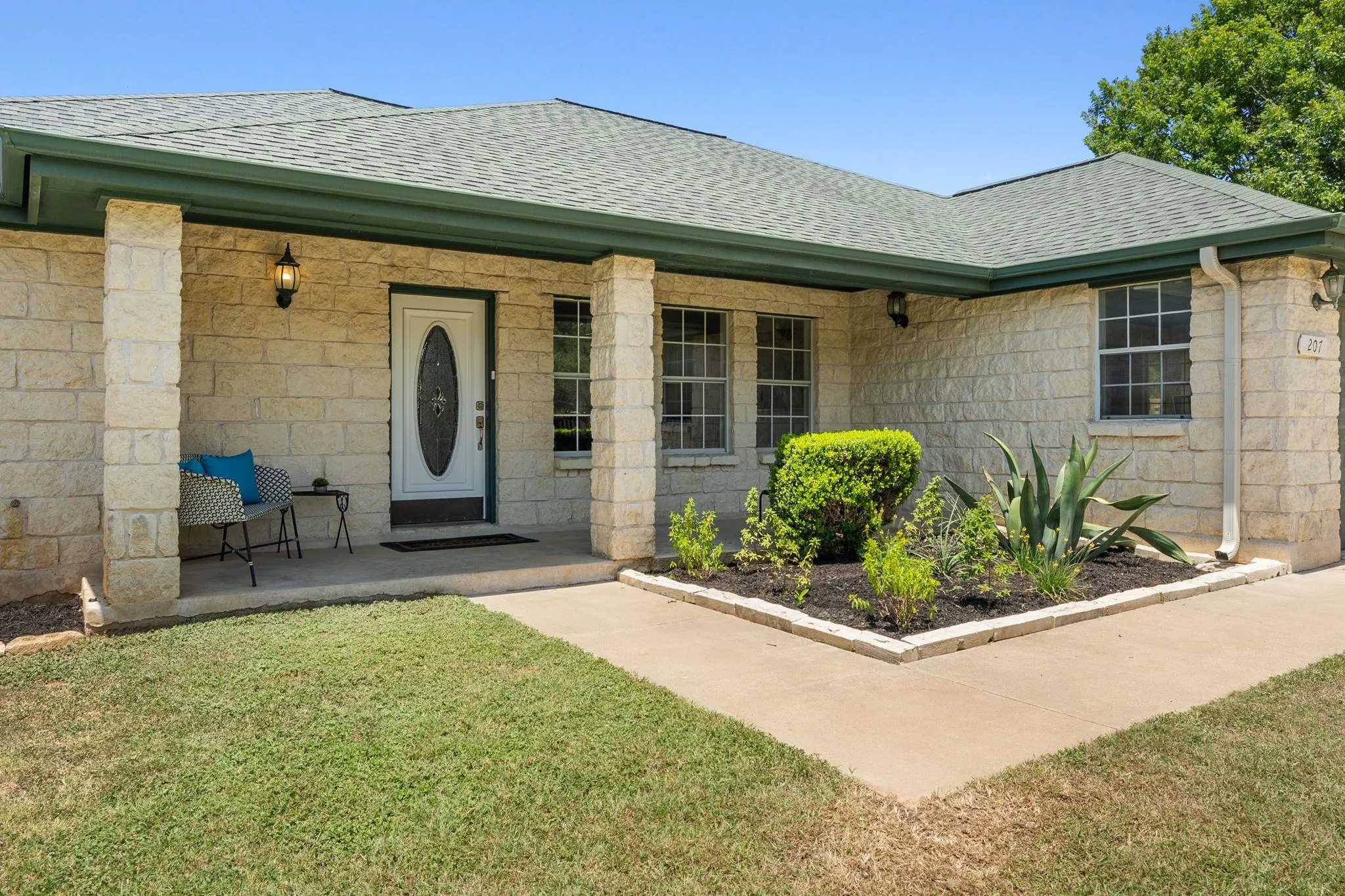 Photo 2 of 207 MEADOW OAKS DR