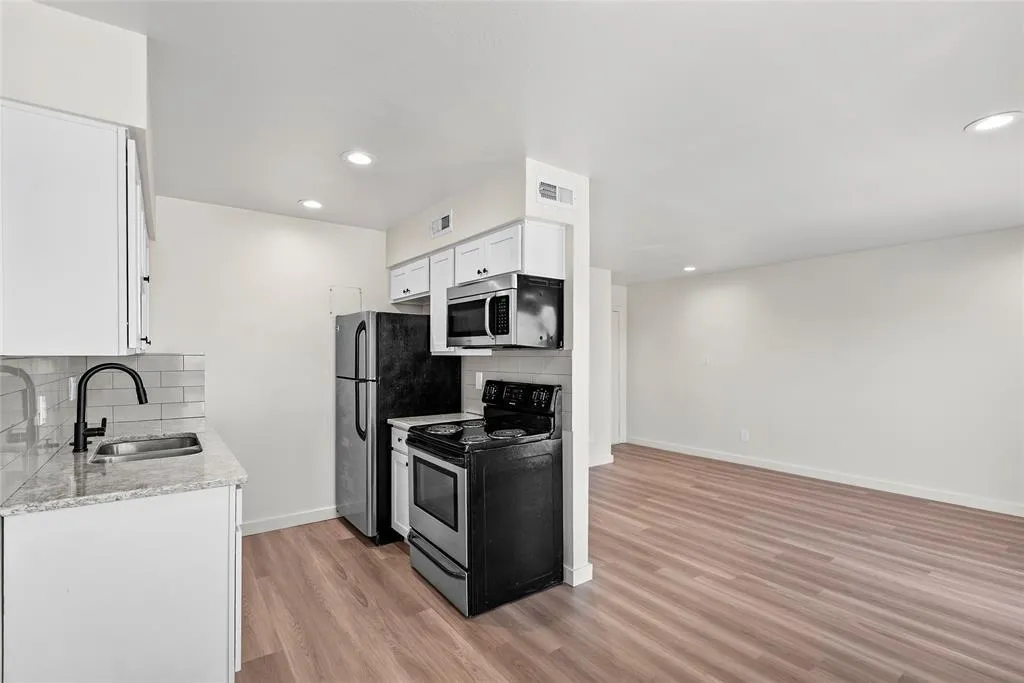 Photo 5 of 3819 SOUTHWAY DR #120