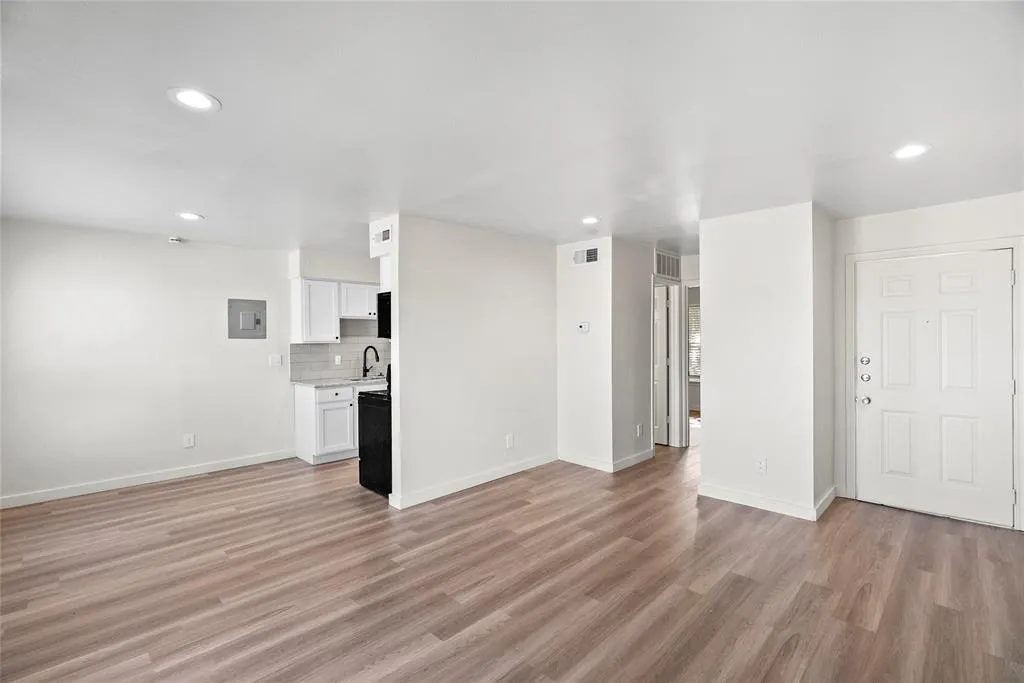 Photo 3 of 3819 SOUTHWAY DR #120