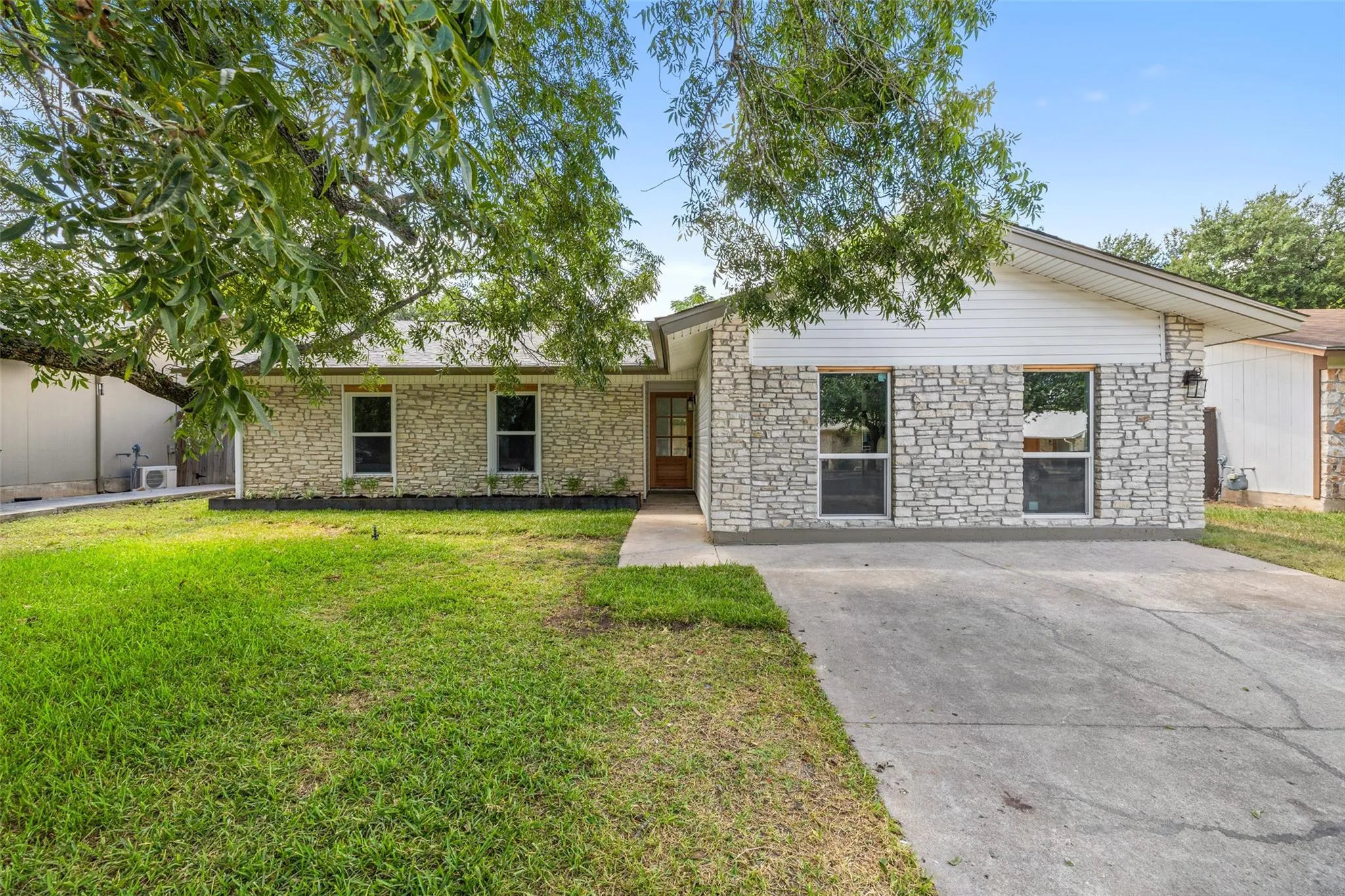 Photo 3 of 1111 SPEARSON LN