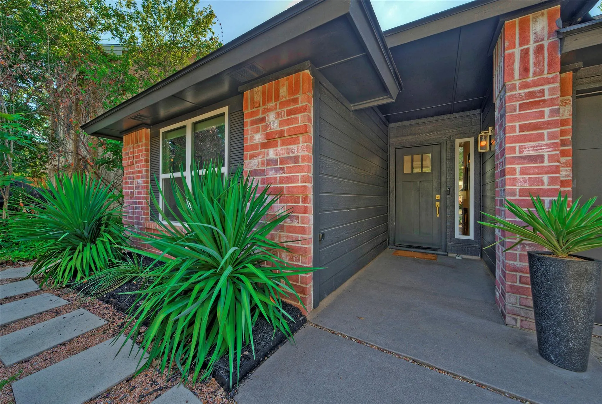 Photo 2 of 8406 LOS RANCHOS DR