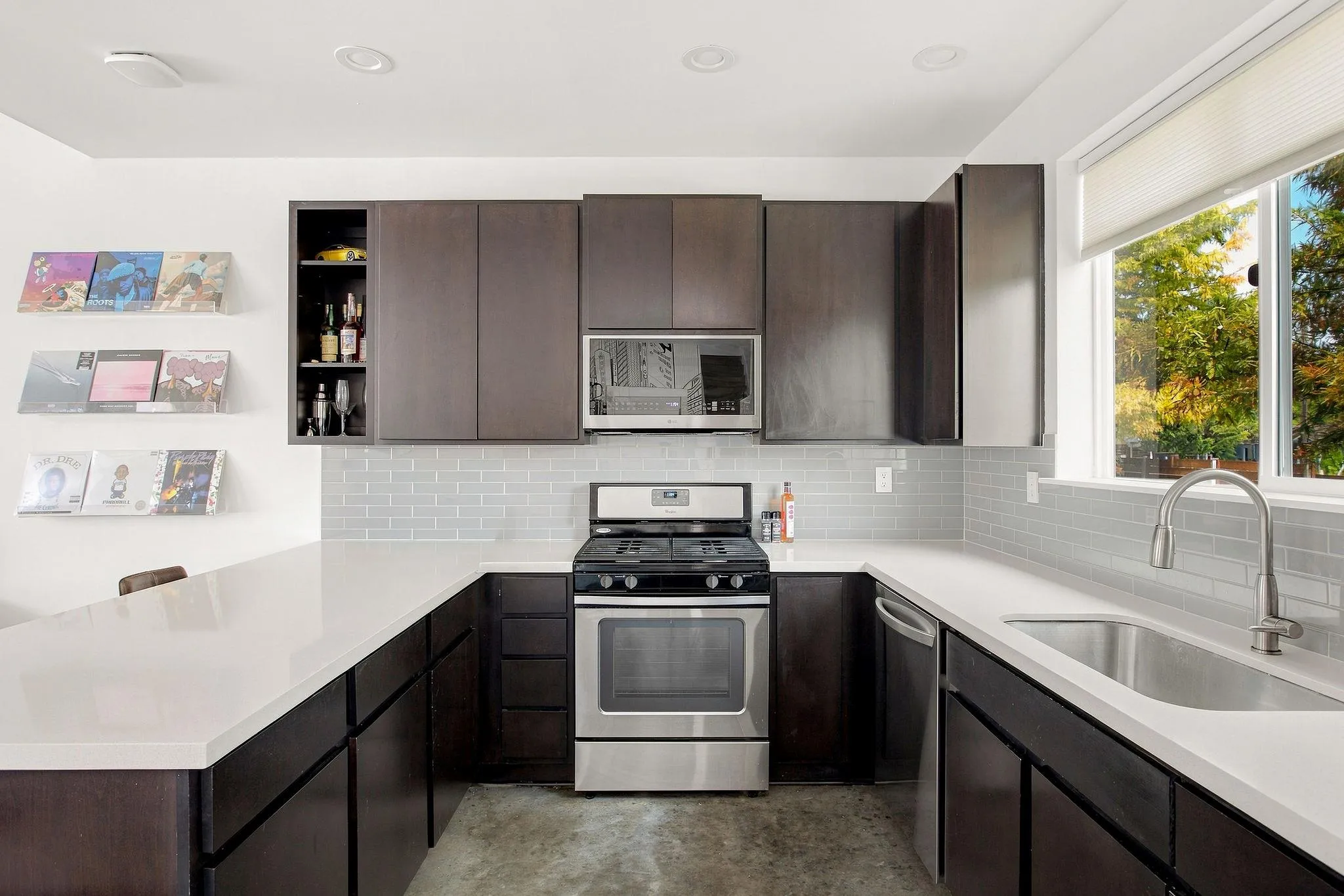 Photo 2 of 301 W STASSNEY LN #5