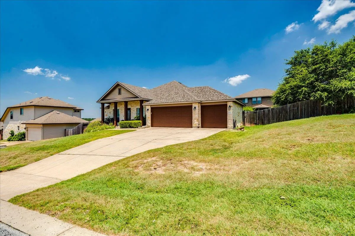 Photo 3 of 17912 LINKHILL DR
