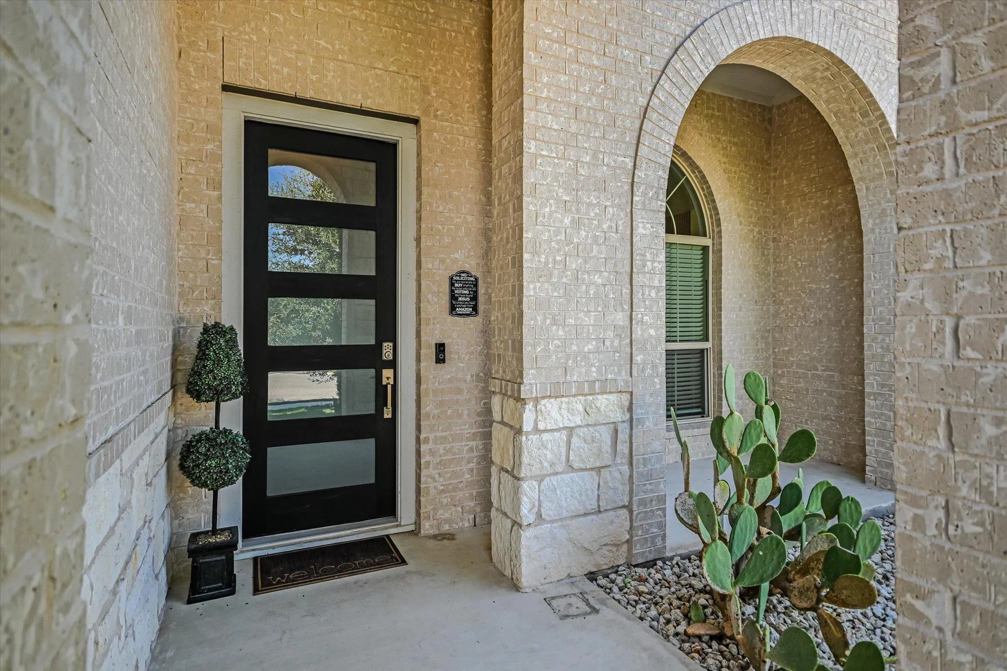 Photo 4 of 16932 AVENTURA AVE