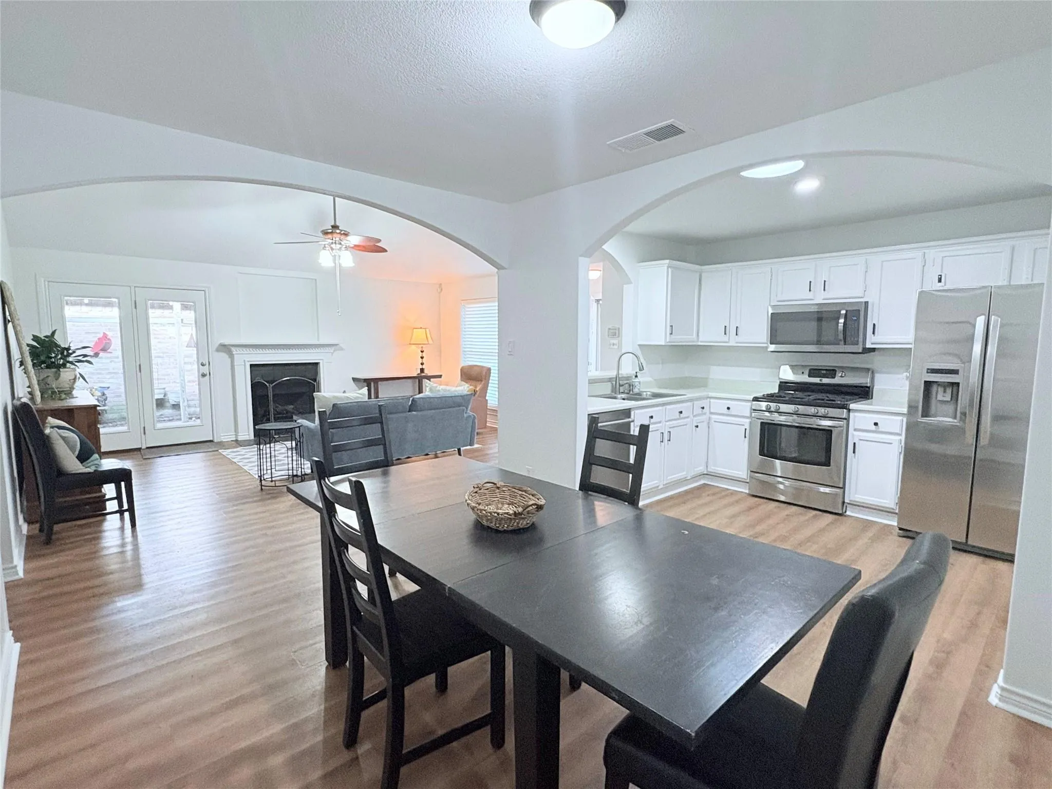 Photo 2 of 608 SAUNDERS DR