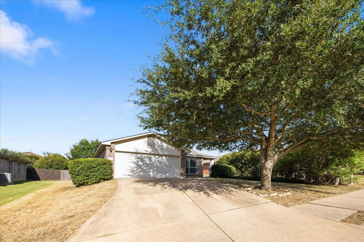 Photo 3 of 1118 REMINGTON DR