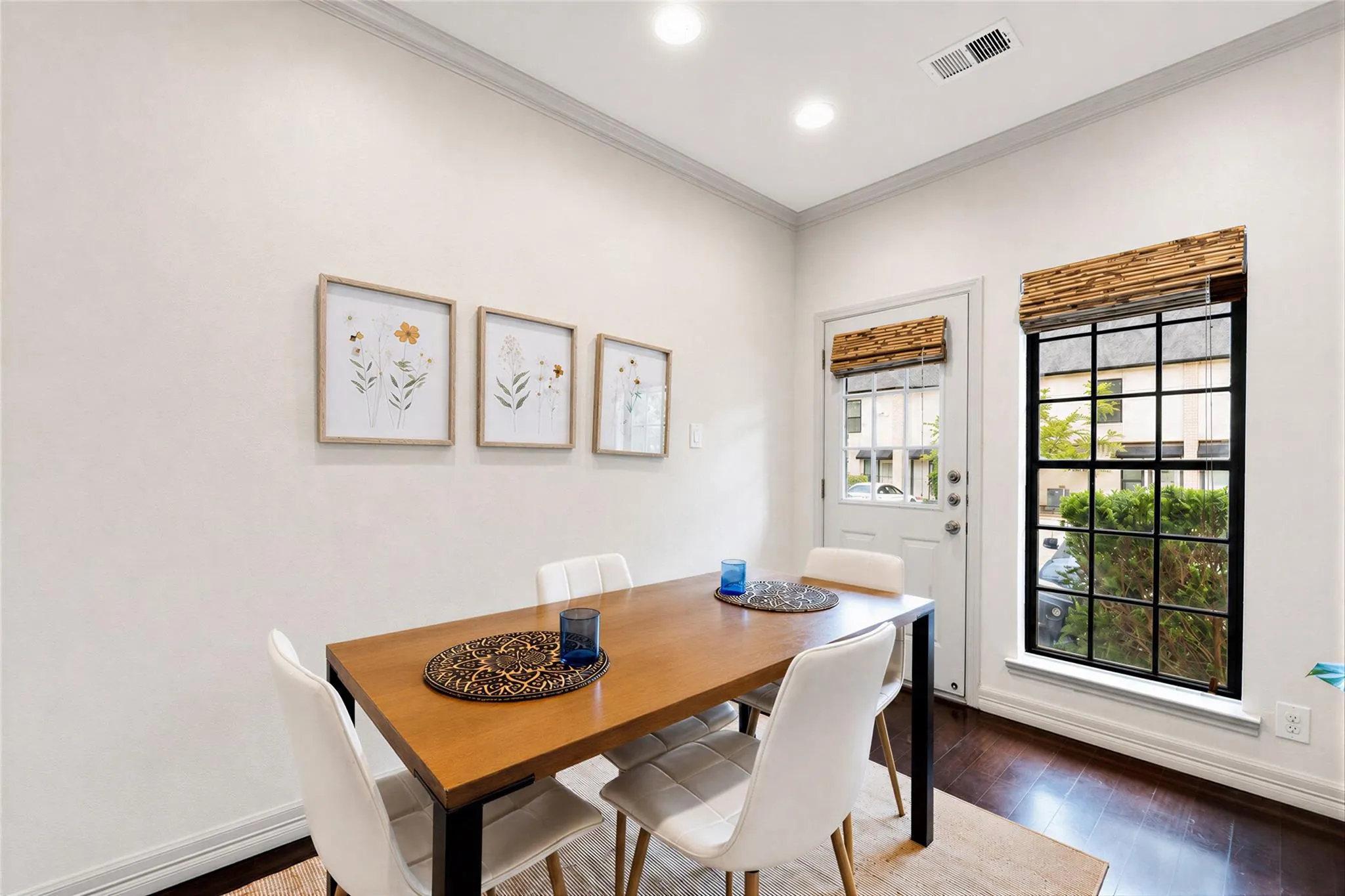 Photo 4 of 1307 KINNEY AVE #140