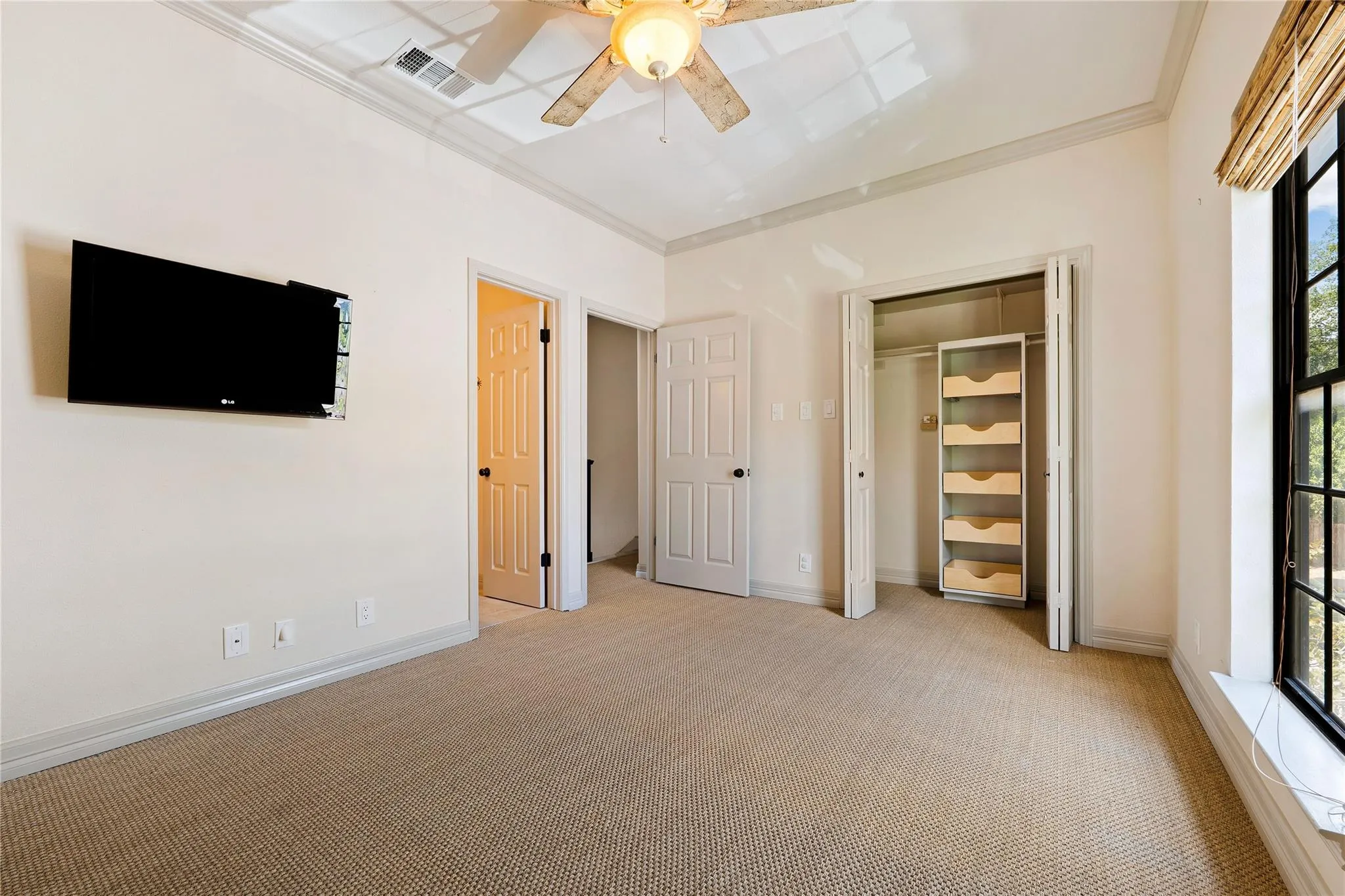 Photo 5 of 1307 KINNEY AVE #140
