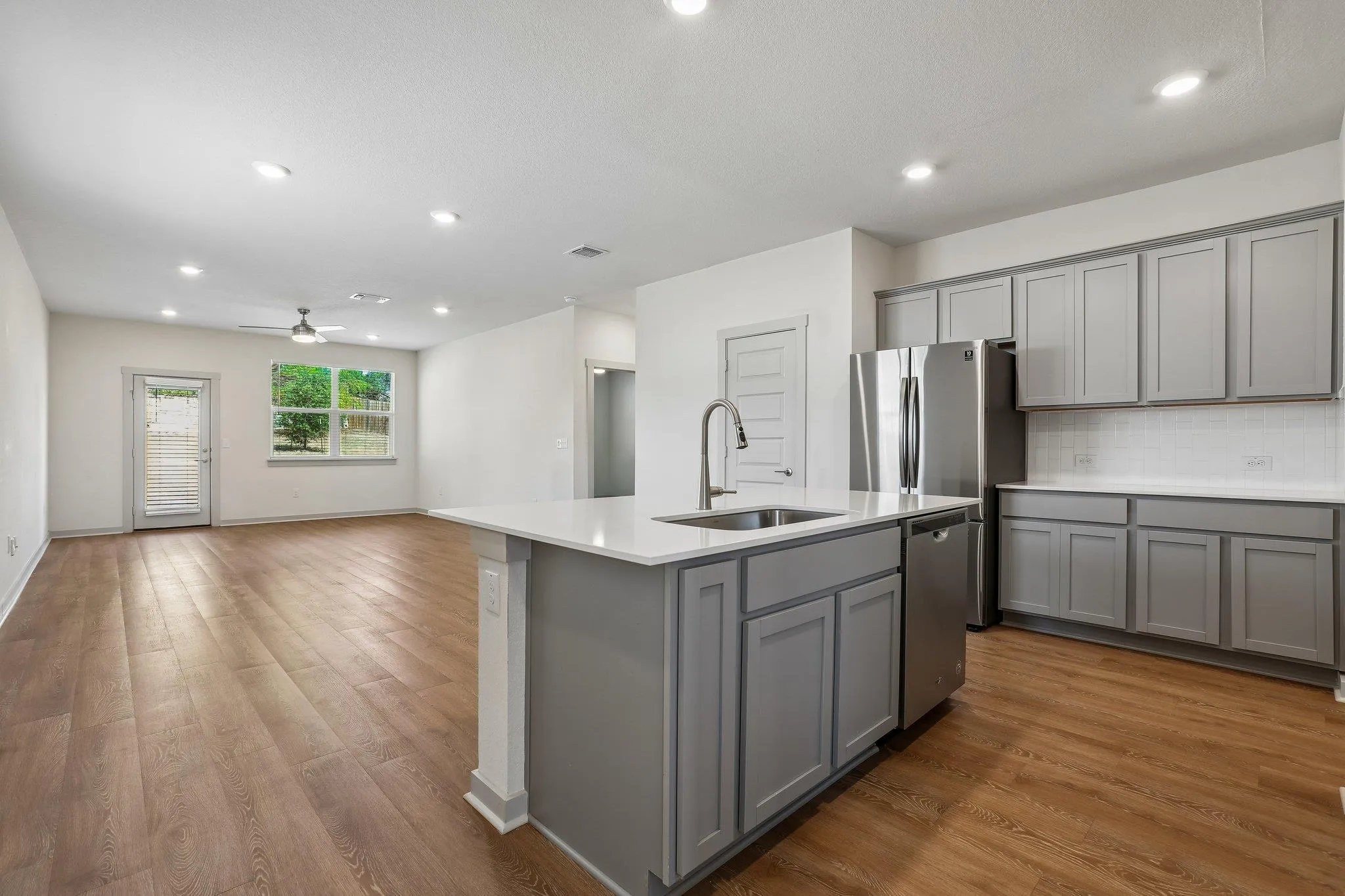 Photo 4 of 10724 DEATON LN