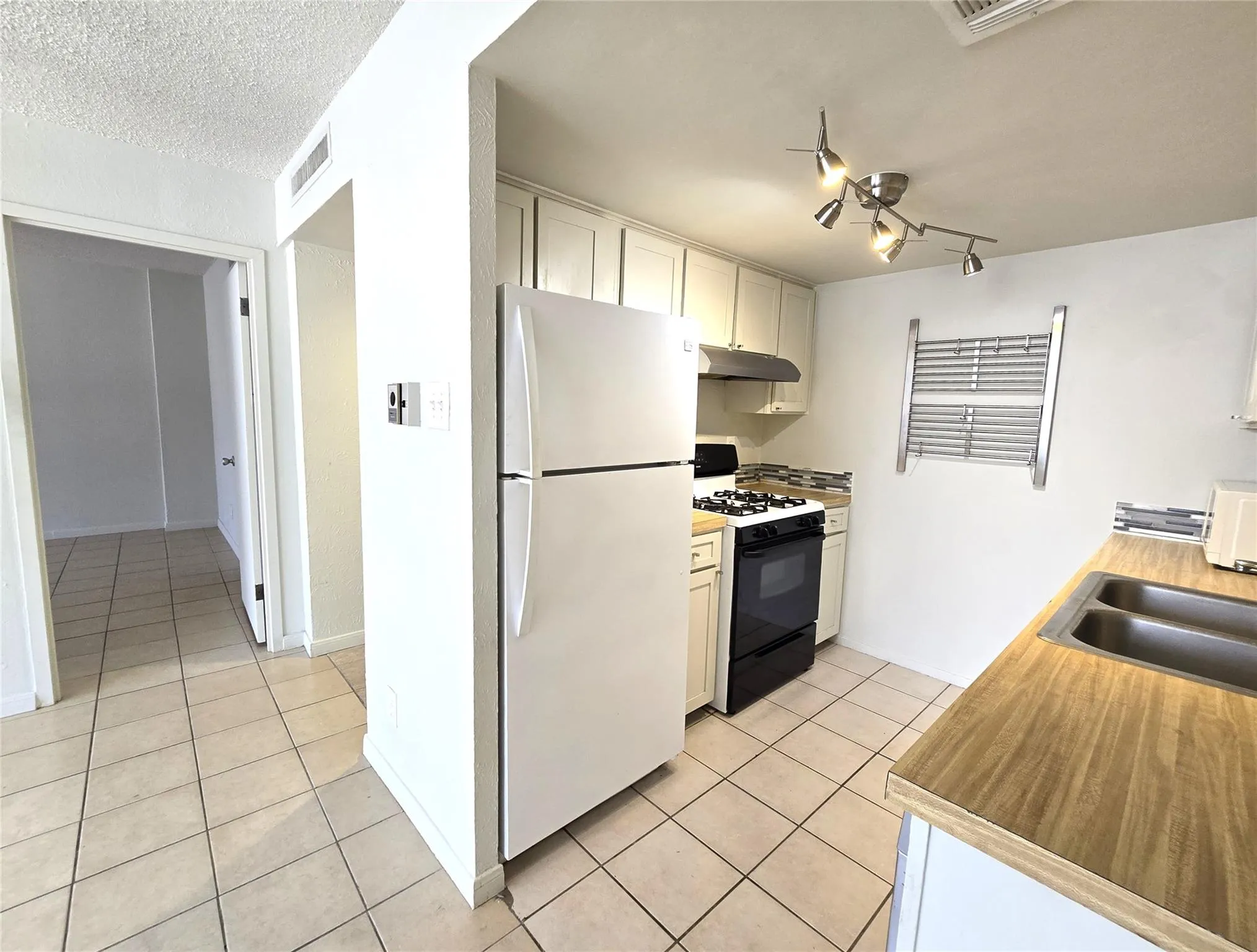 Photo 3 of 1800 LAVACA ST #A107