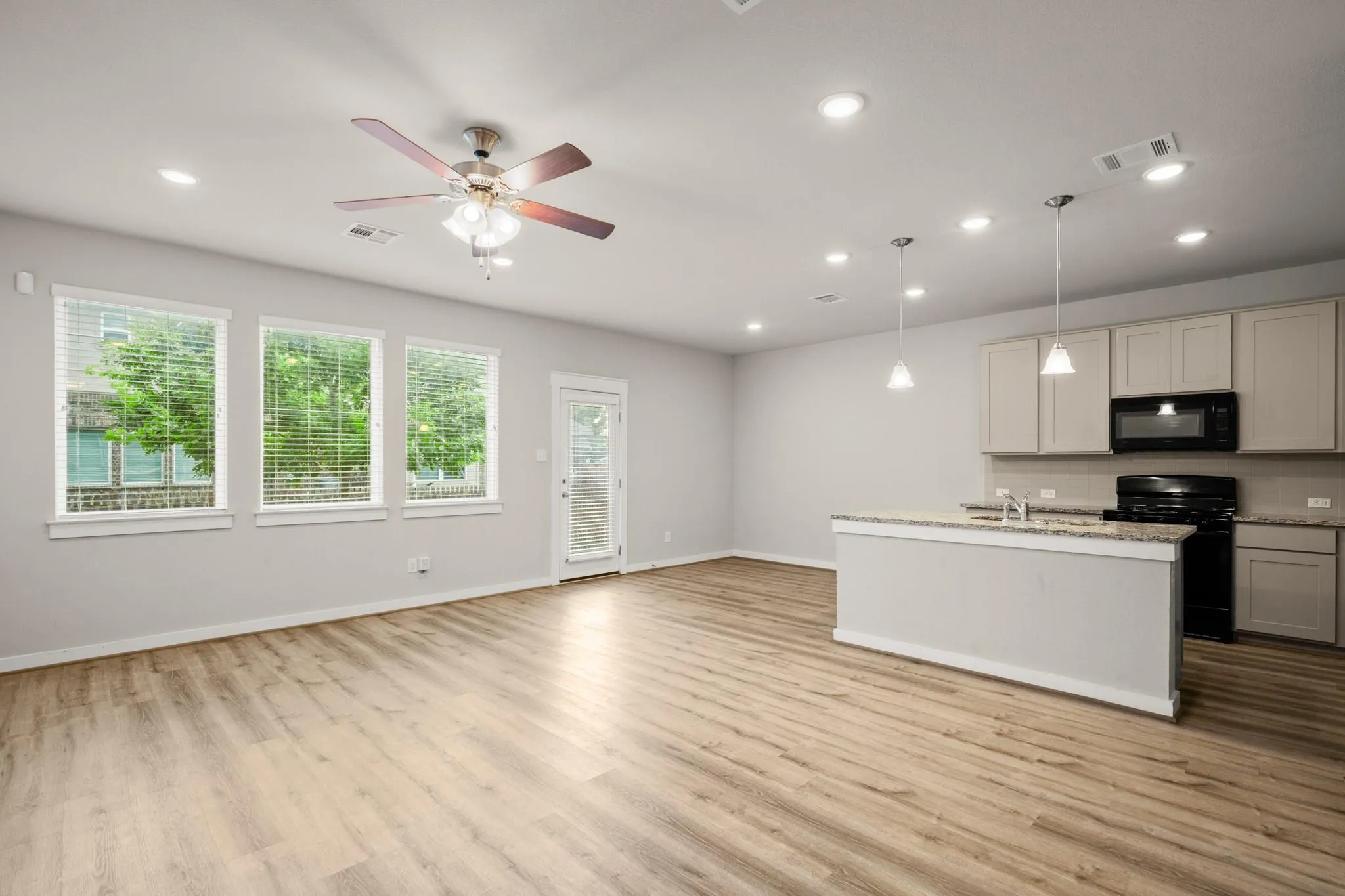 Photo 4 of 602 CATERPILLAR ST #C