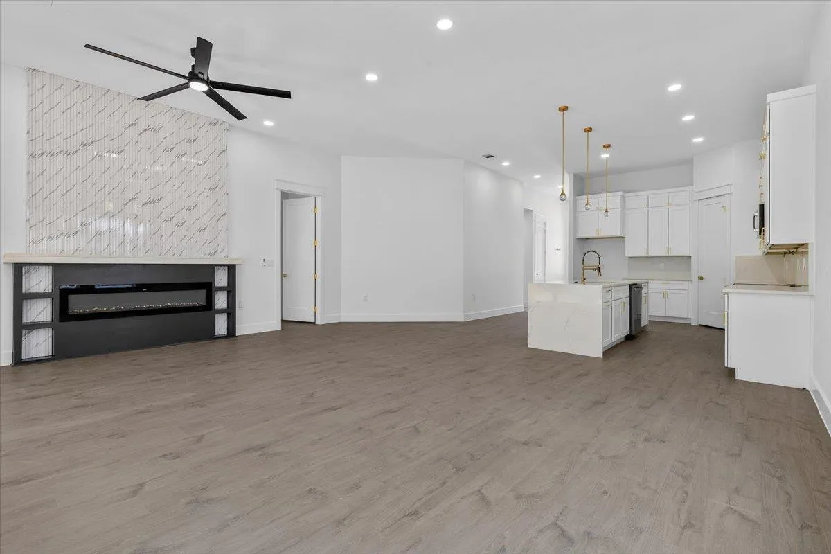 Photo 4 of 112 N POHAKEA DR