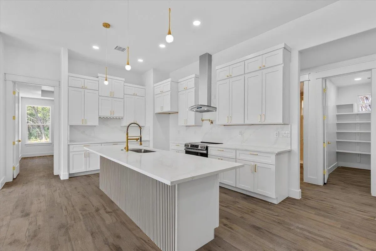 Photo 4 of 116 N POHAKEA DR