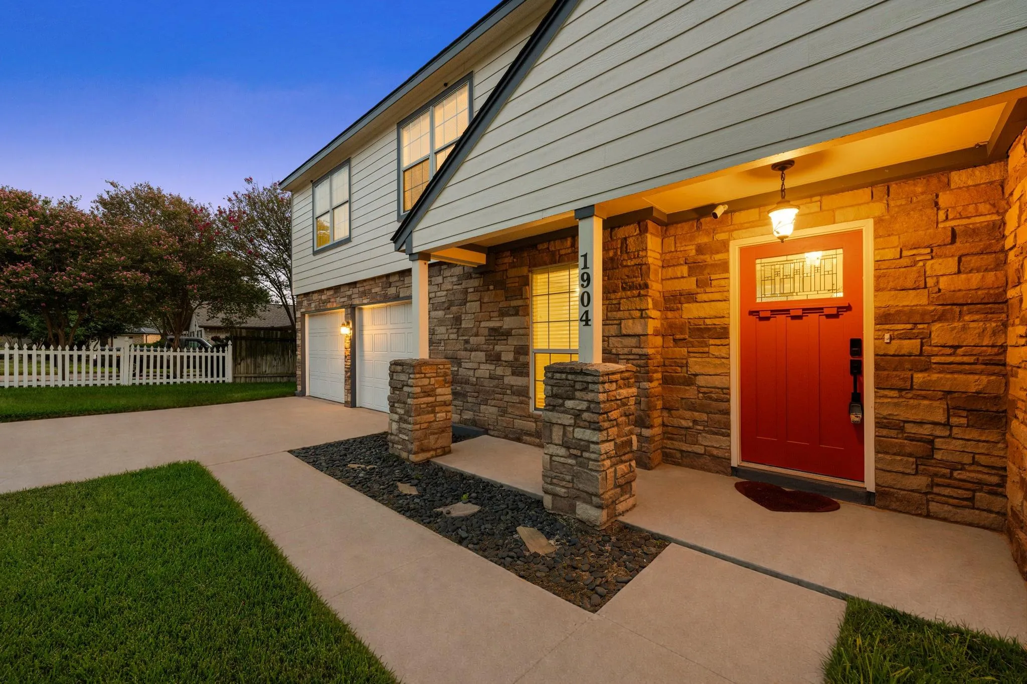 Photo 3 of 1904 OAKRIDGE DR