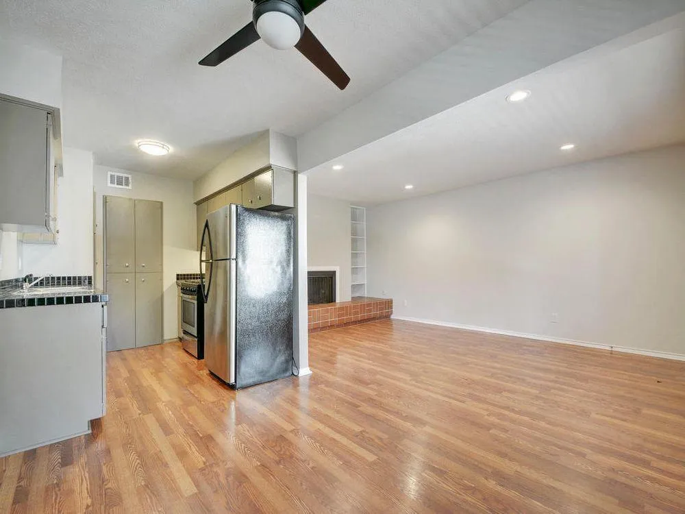 Photo 5 of 505 W 7TH ST #202