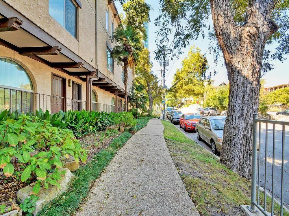 Photo 2 of 505 W 7TH ST #202