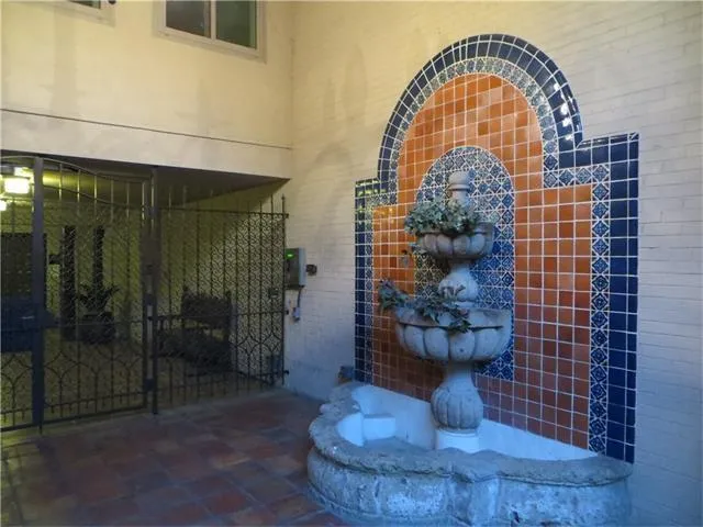 Photo 3 of 505 W 7TH ST #202