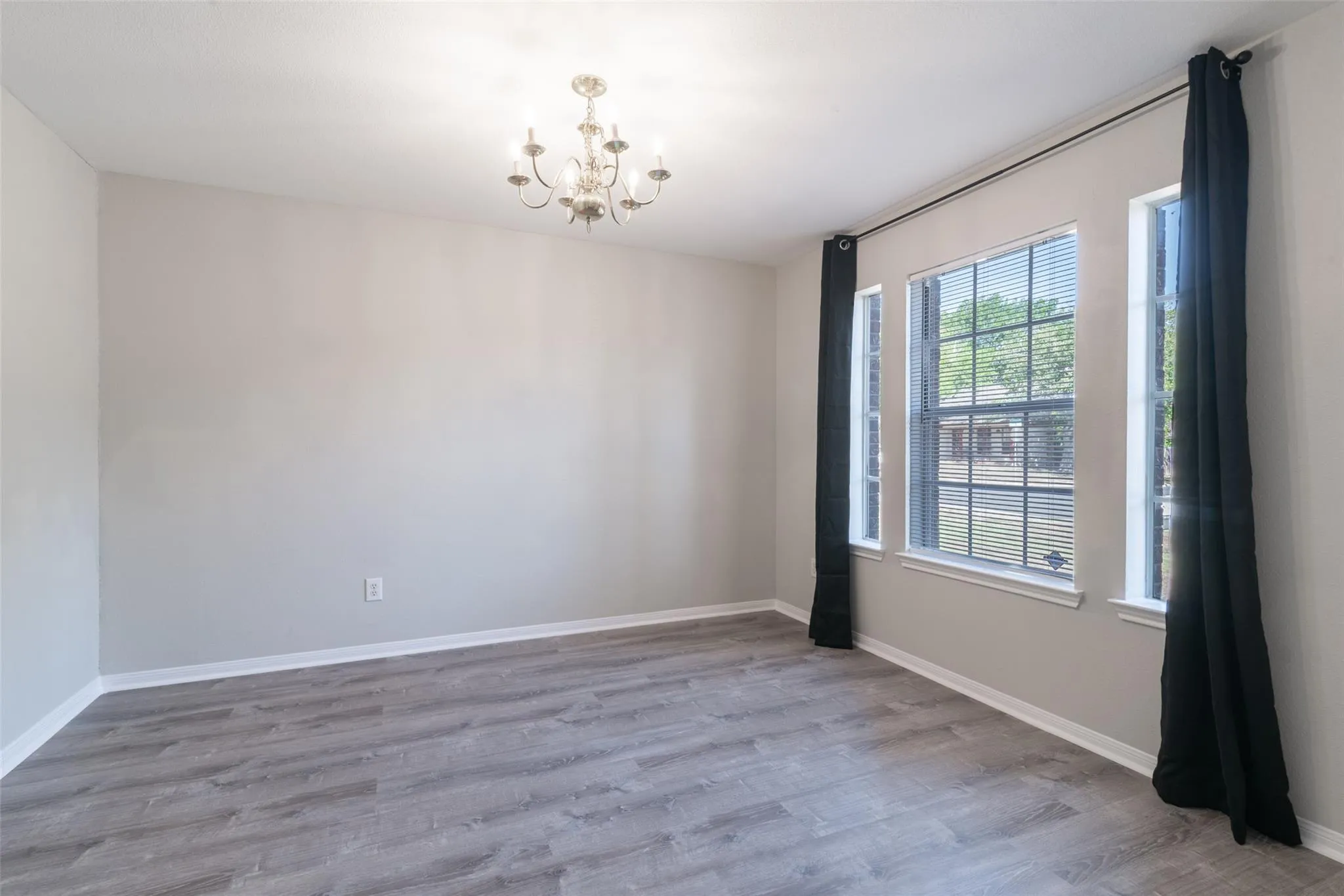 Photo 5 of 1601 LANTANA DR