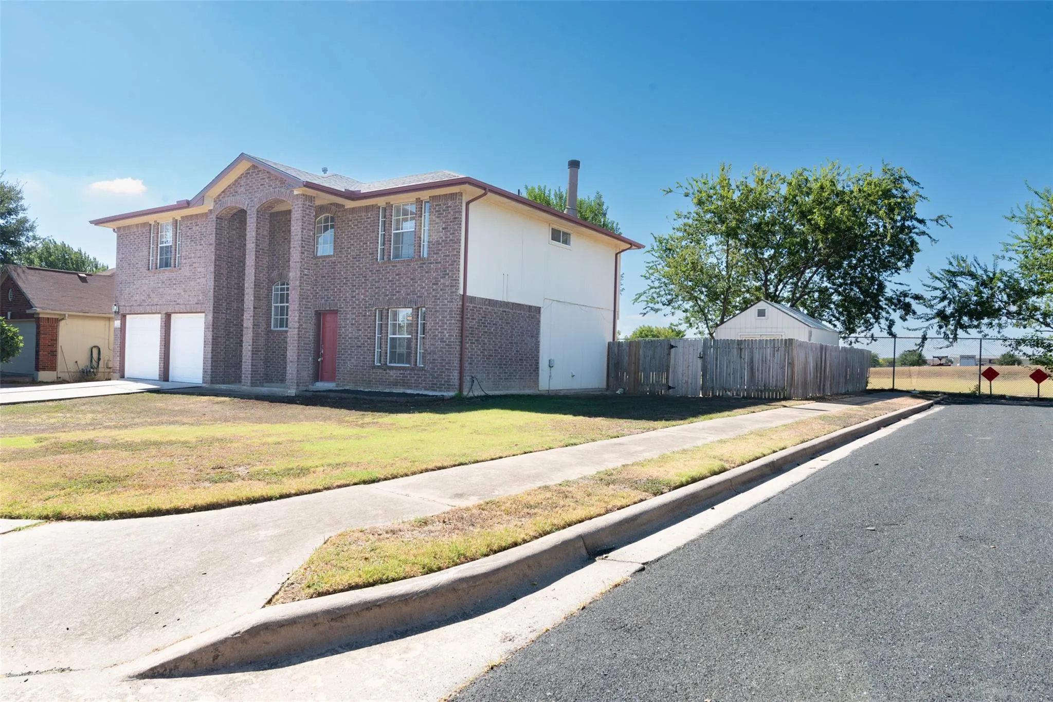 Photo 3 of 1601 LANTANA DR