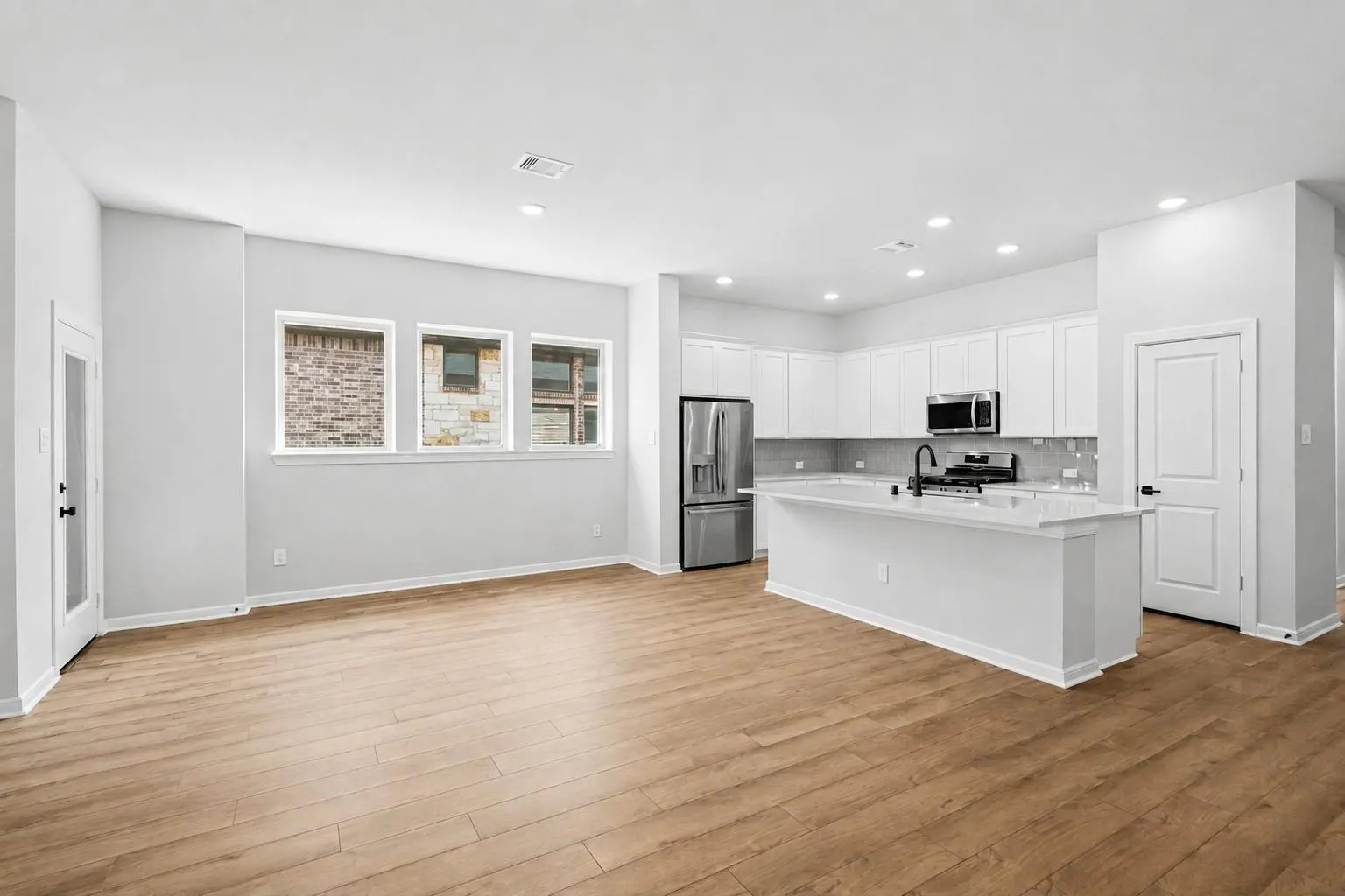 Photo 3 of 904 PROMINENCE WAY