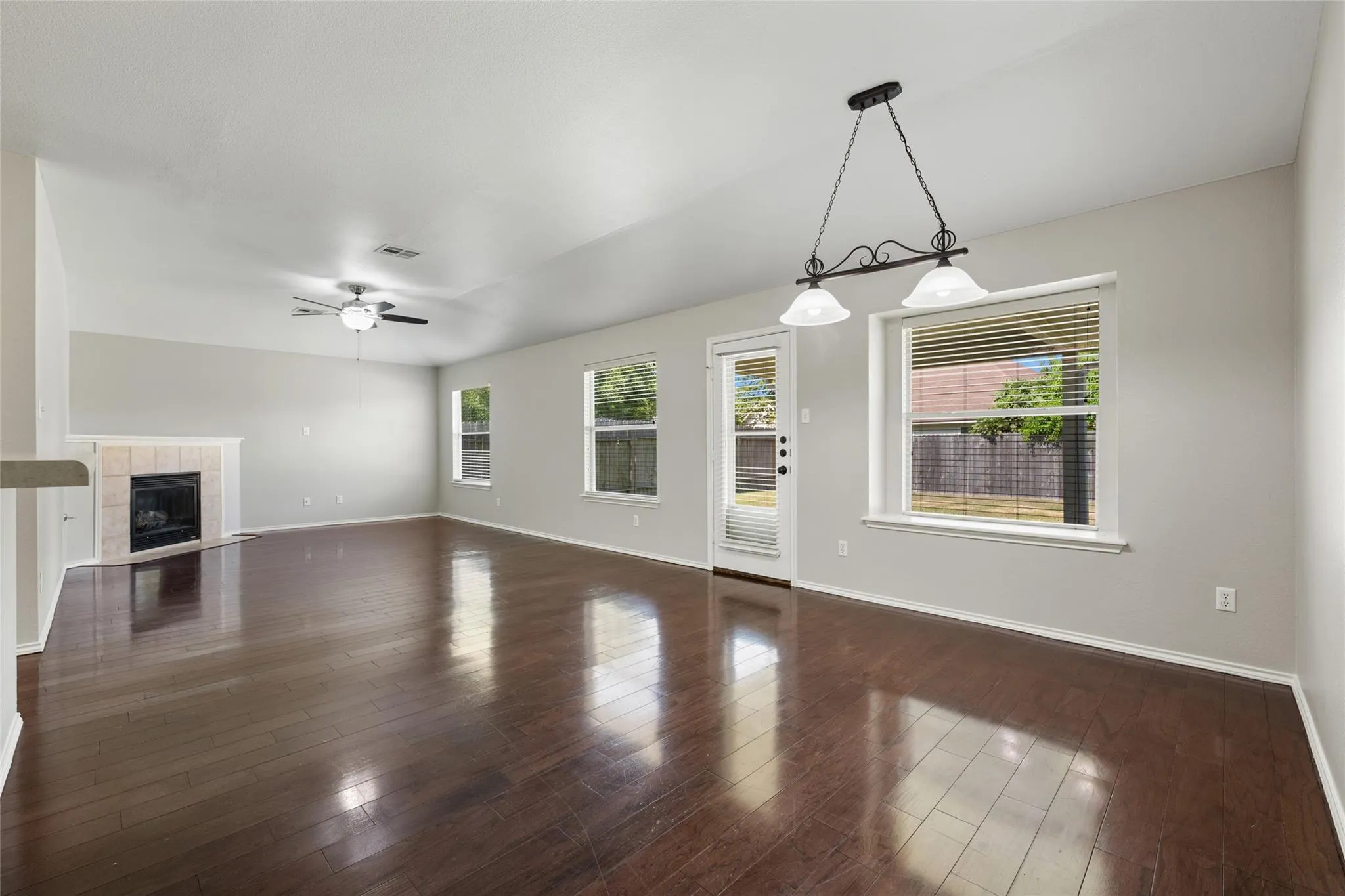 Photo 3 of 2220 PEARSON WAY