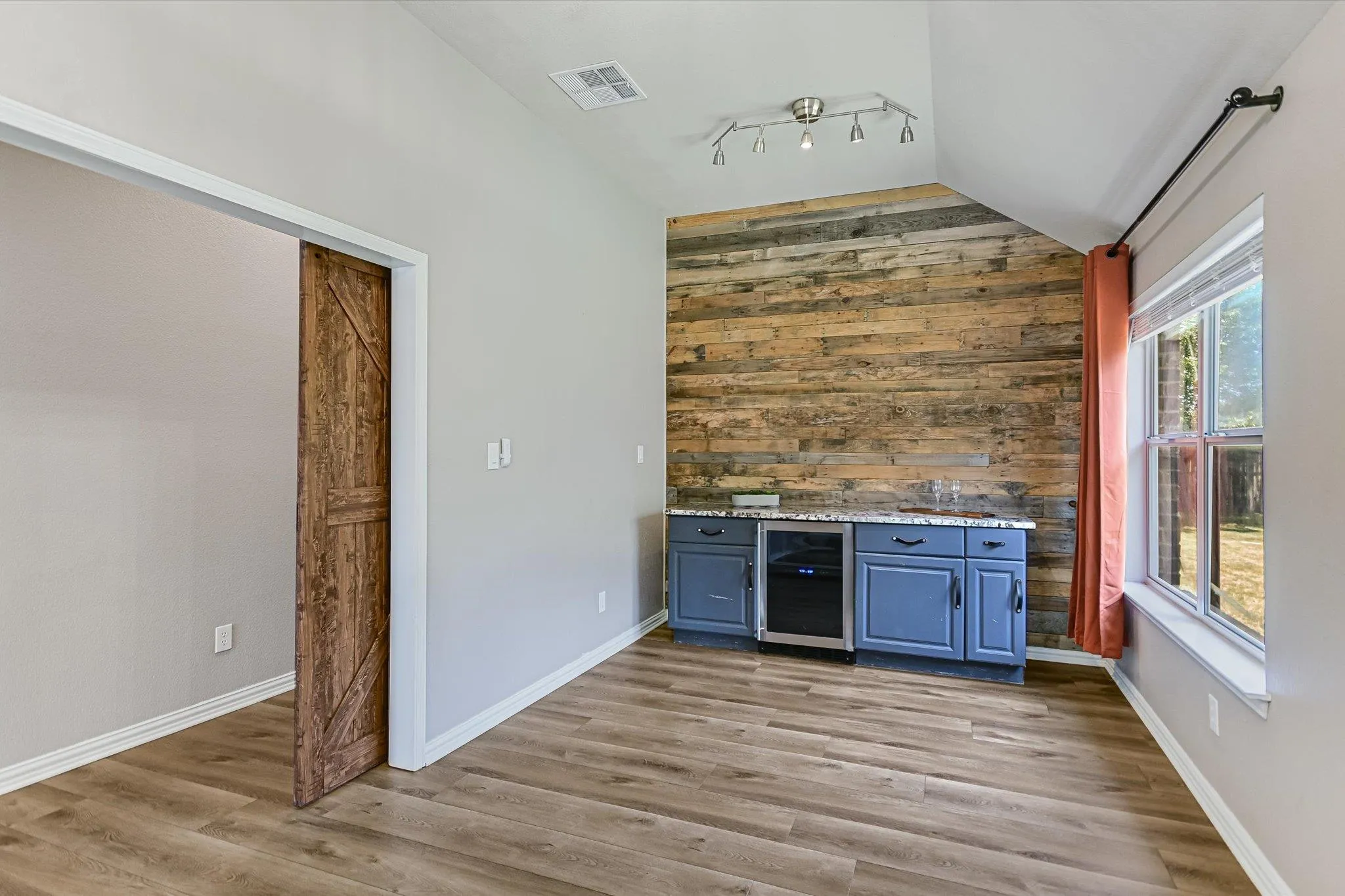 Photo 4 of 226 ANIMAS DR