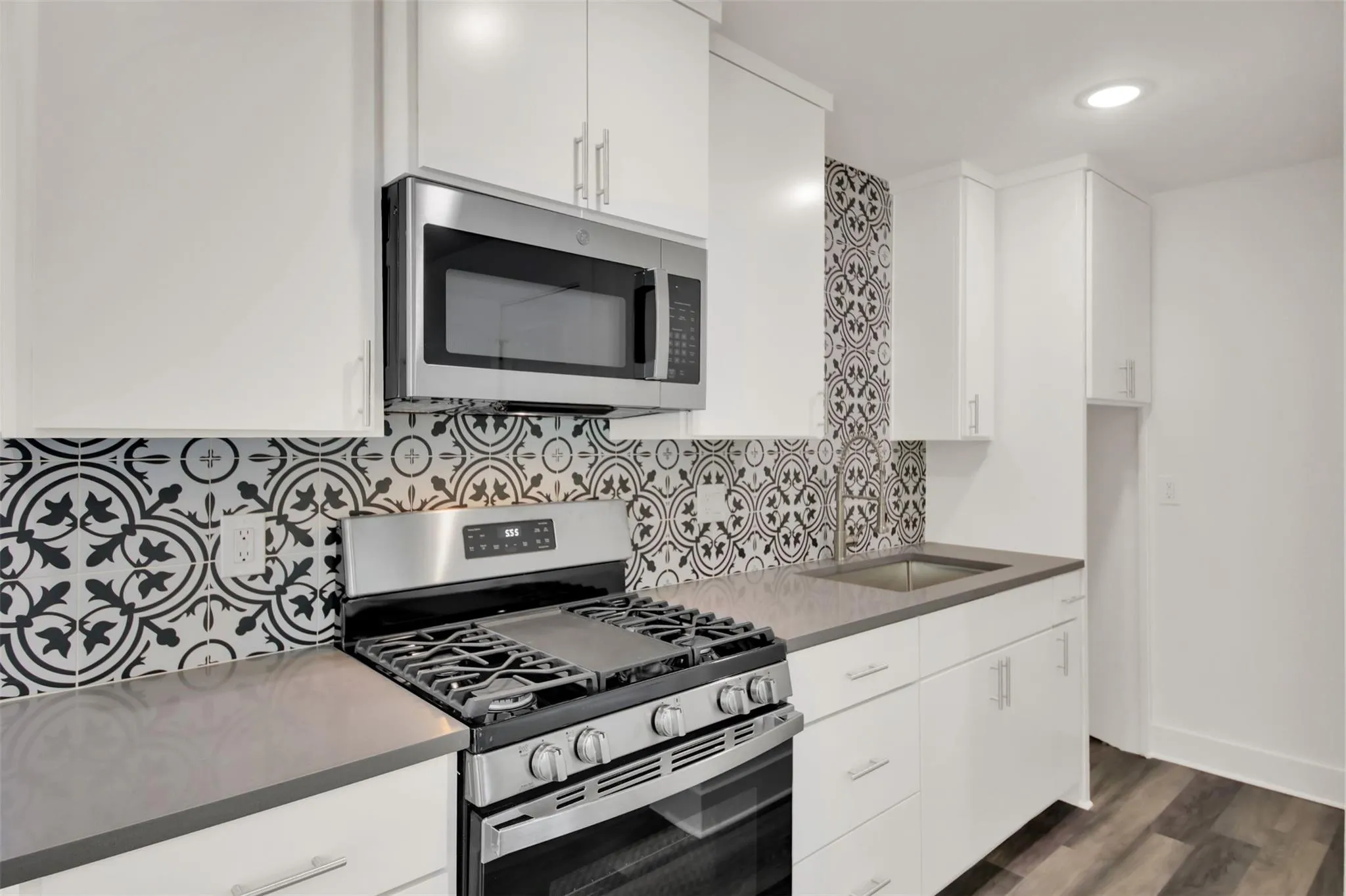Photo 3 of 2101 BENWICK CIR #B