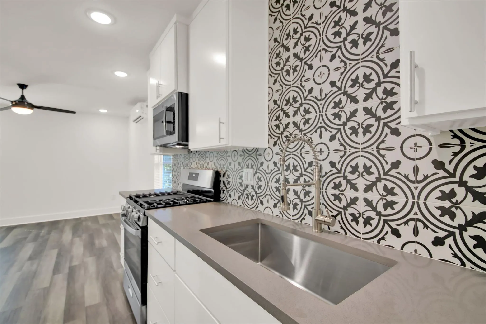 Photo 4 of 2101 BENWICK CIR #B
