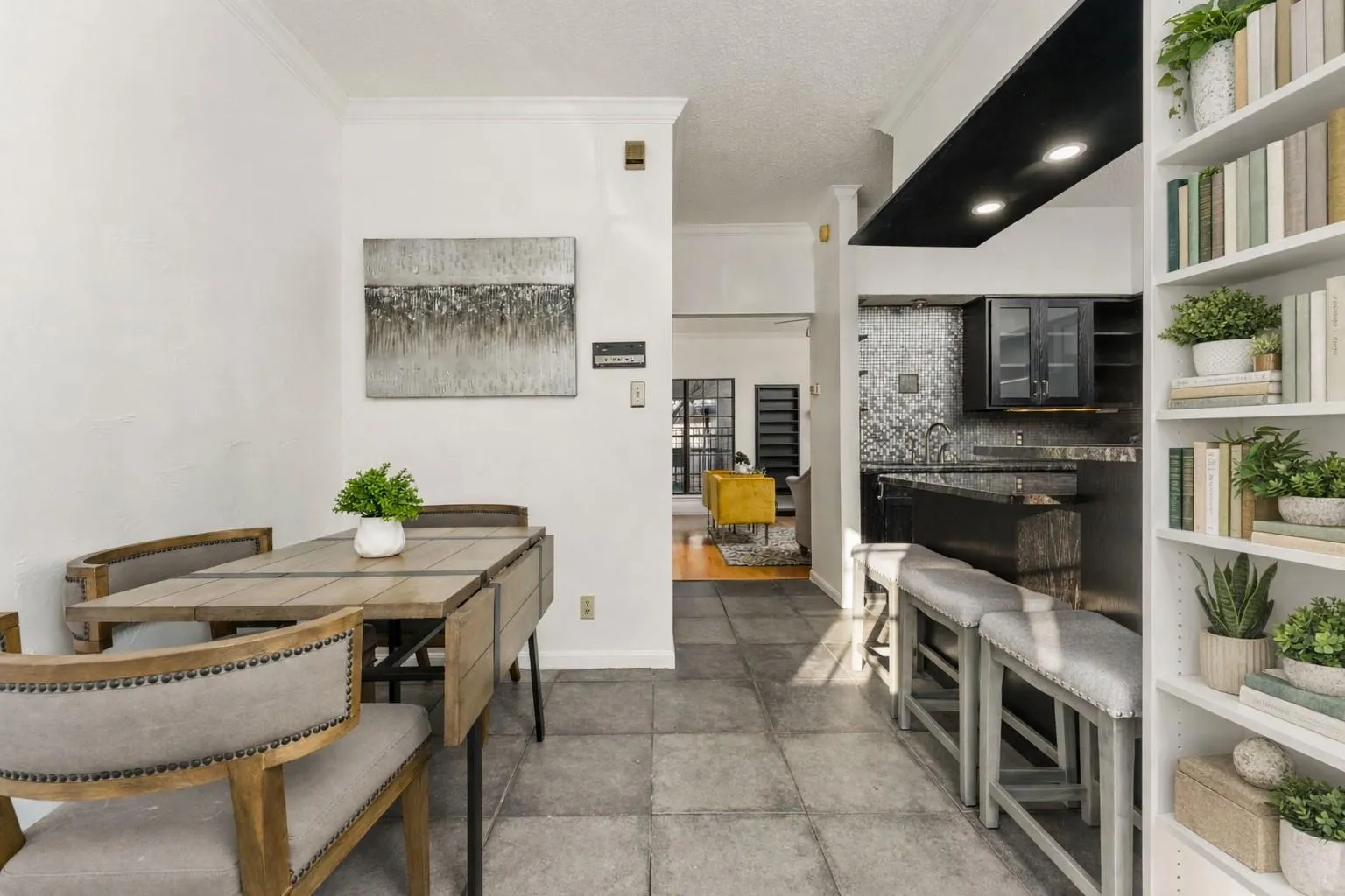 Photo 4 of 1307 KINNEY AVE #124
