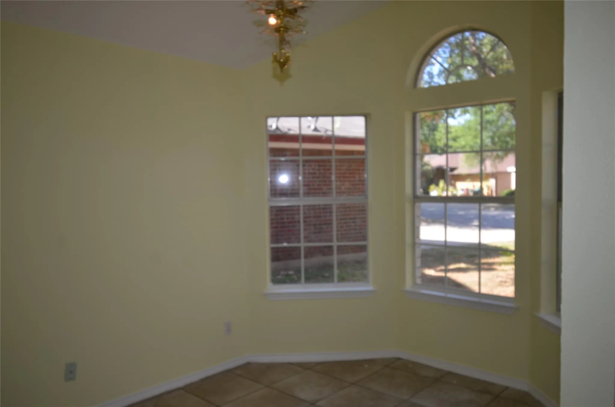 Photo 5 of 4729 CASTLEMAN DR