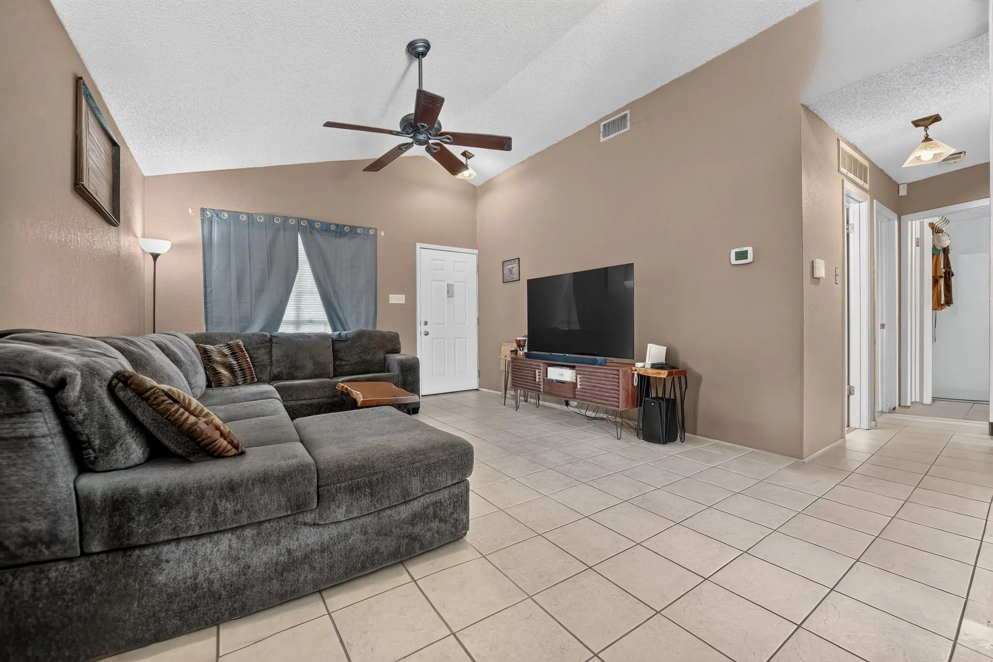 Photo 3 of 1015 E YAGER LN #196