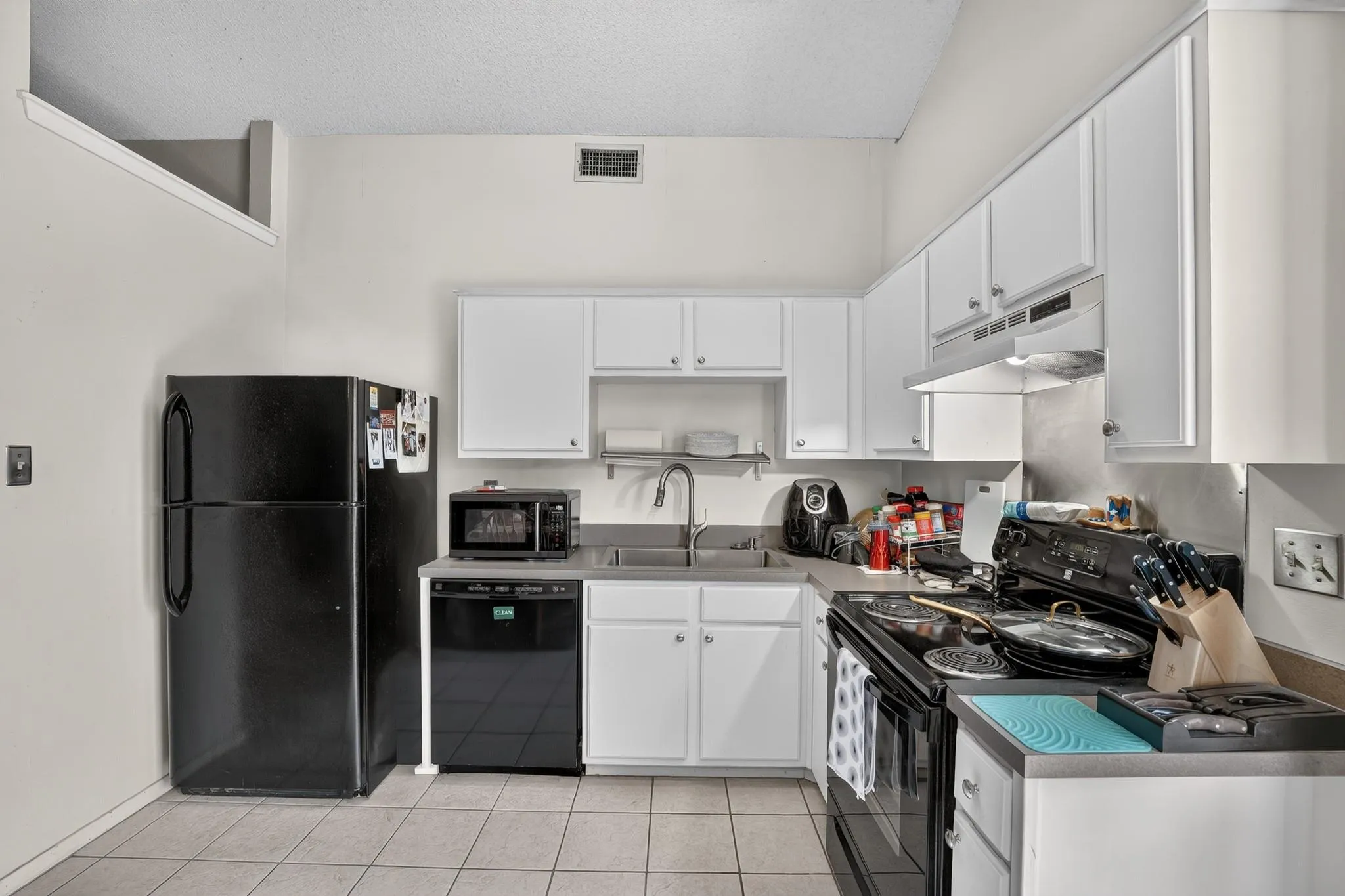 Photo 5 of 1015 E YAGER LN #196