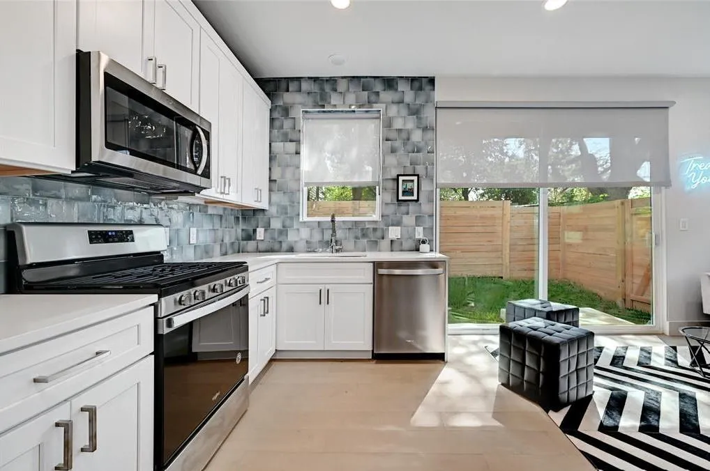 Photo 3 of 2405 E 11TH ST #2