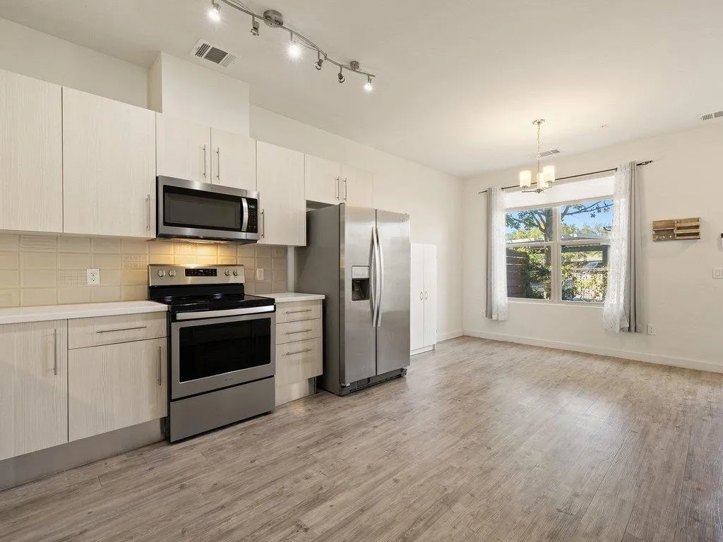 Photo 4 of 7805 COOPER LN #204