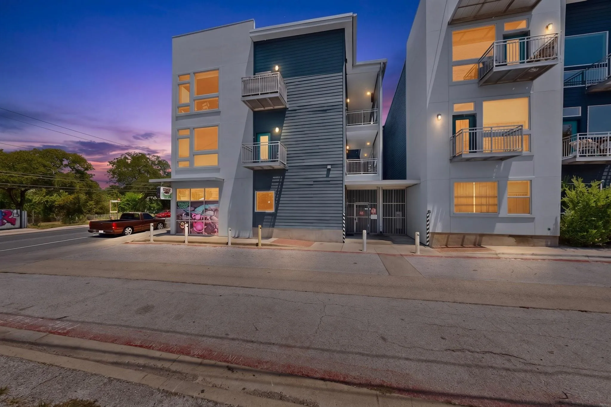 Photo 2 of 2931 E 12TH ST #206