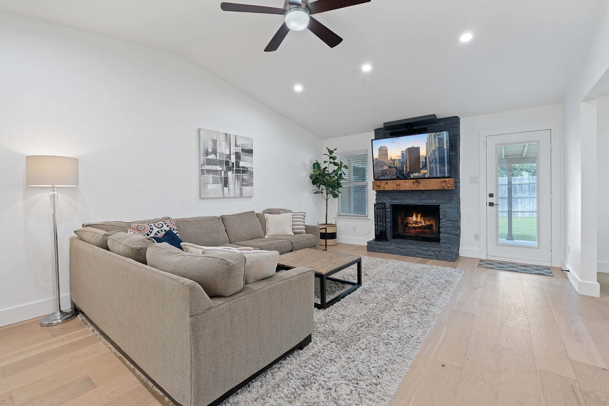 Photo 5 of 6008 SMITH OAK TRL