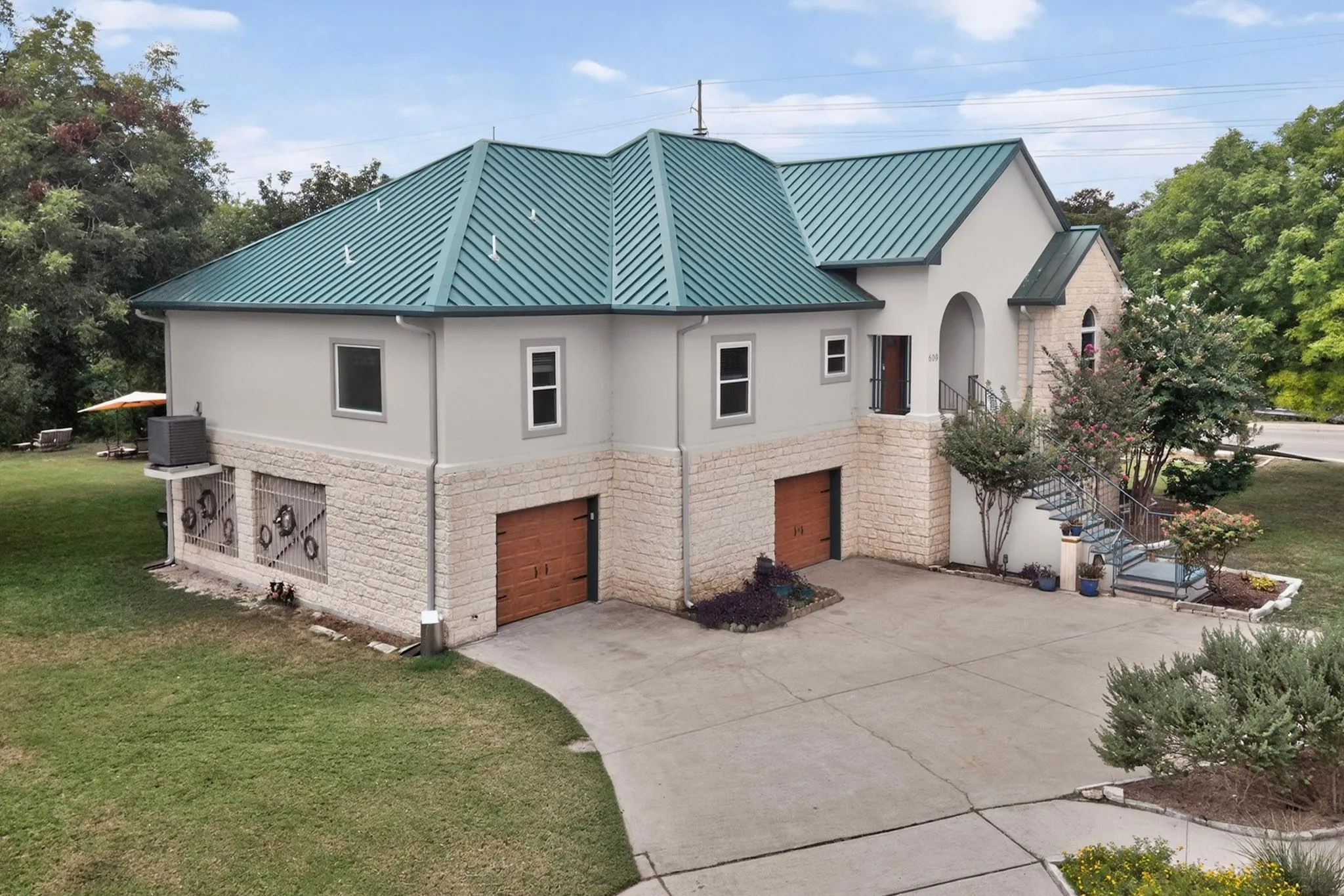 Photo 4 of 609 S LAKE CREEK DR