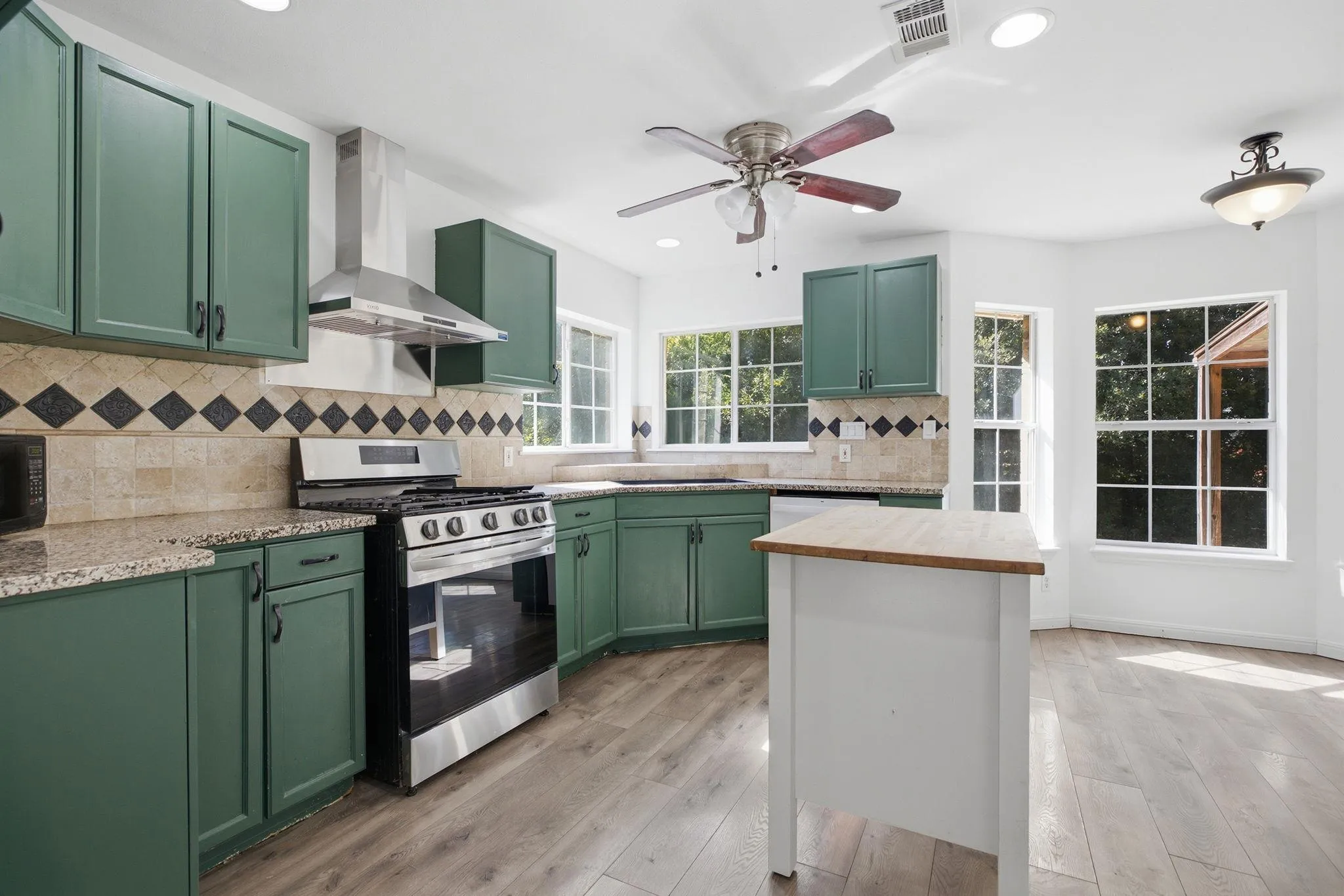 Photo 3 of 703 POST OAK CIR