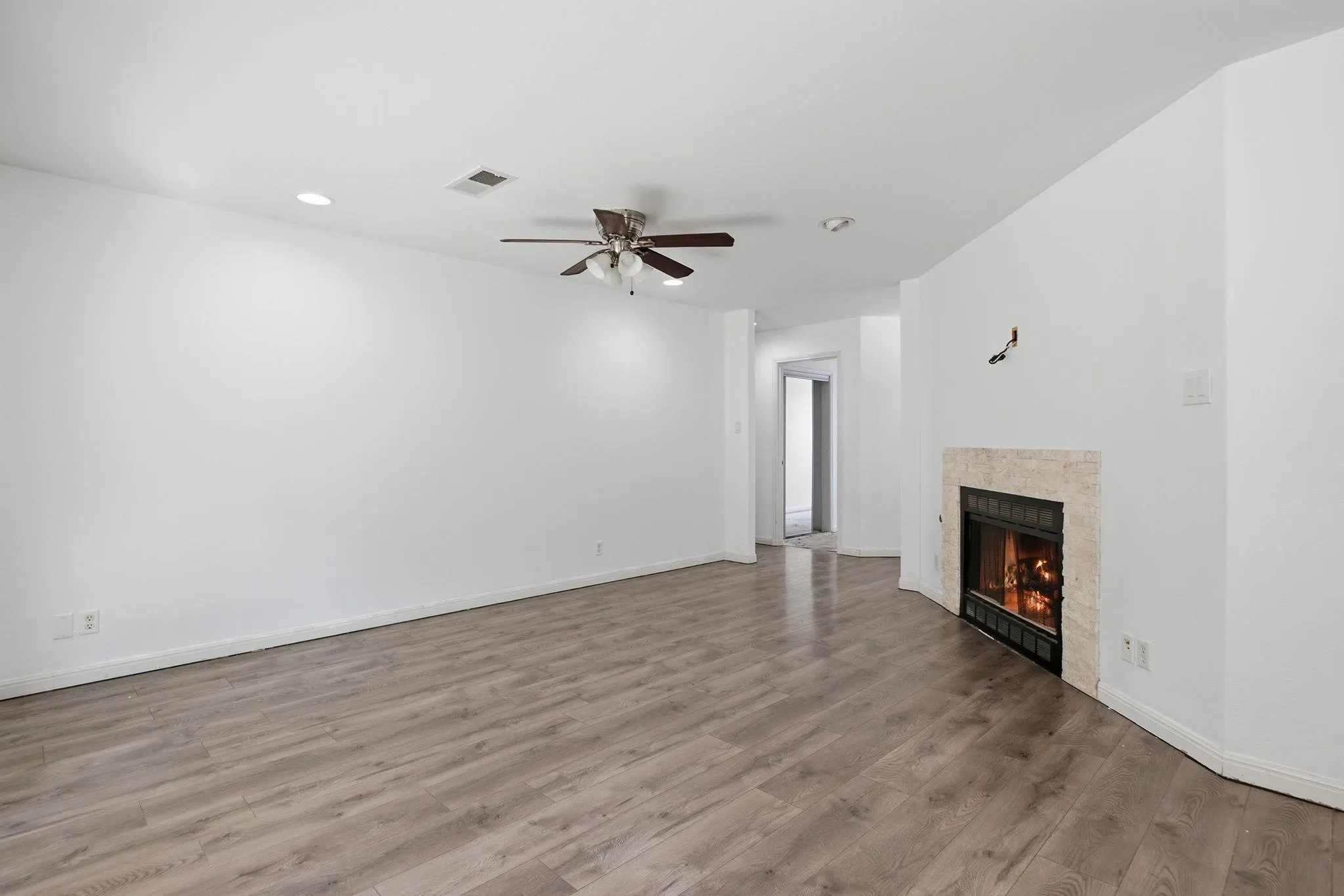 Photo 5 of 703 POST OAK CIR