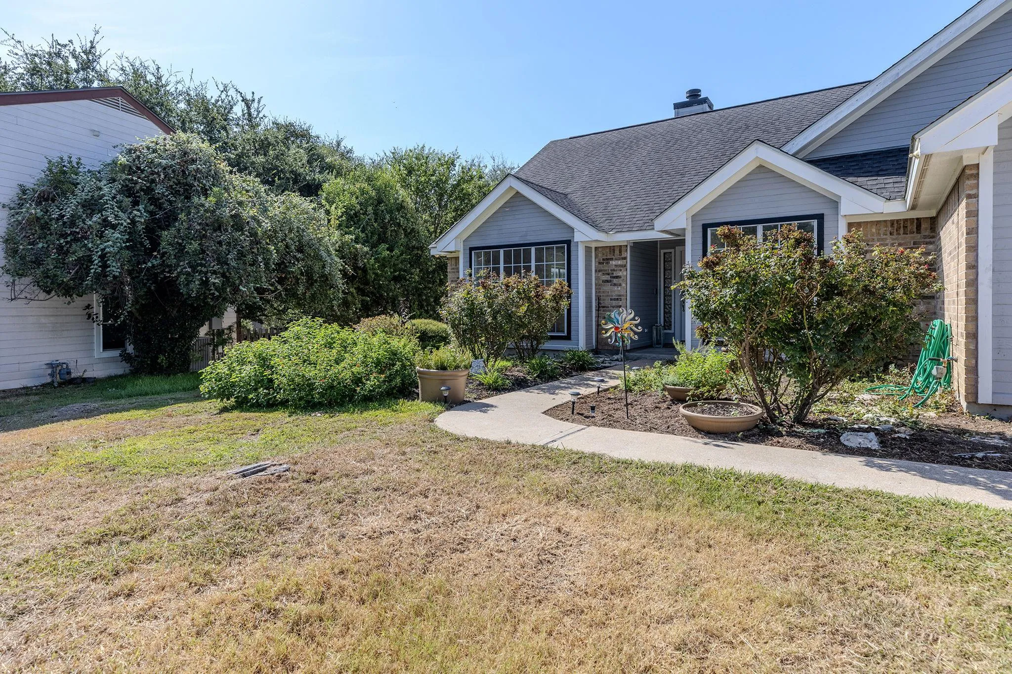 Photo 2 of 703 POST OAK CIR