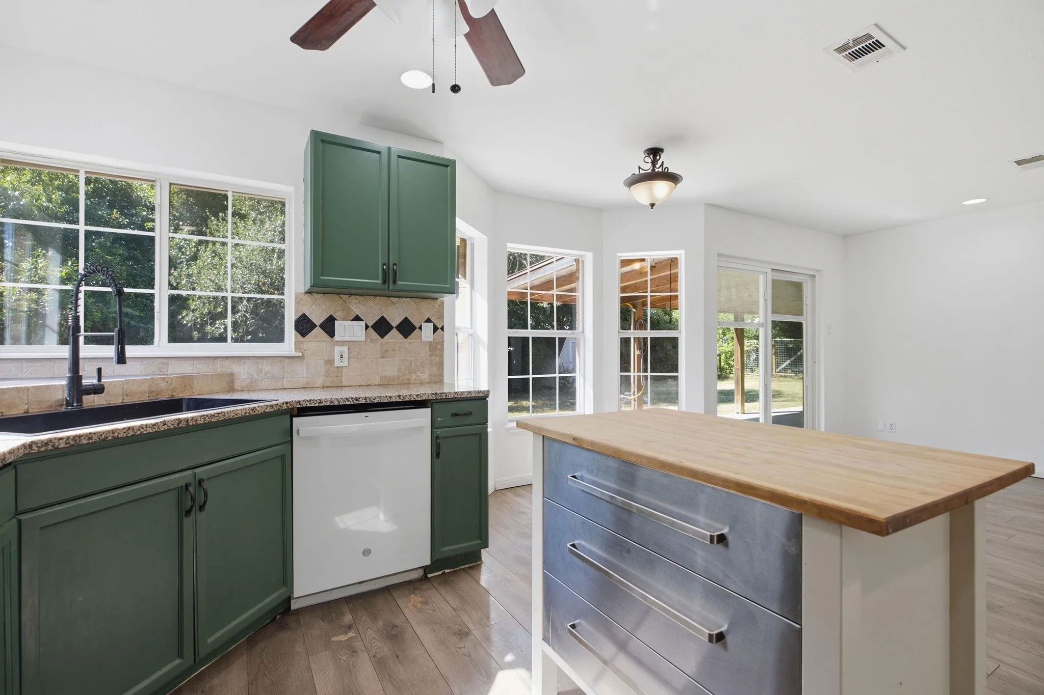 Photo 4 of 703 POST OAK CIR