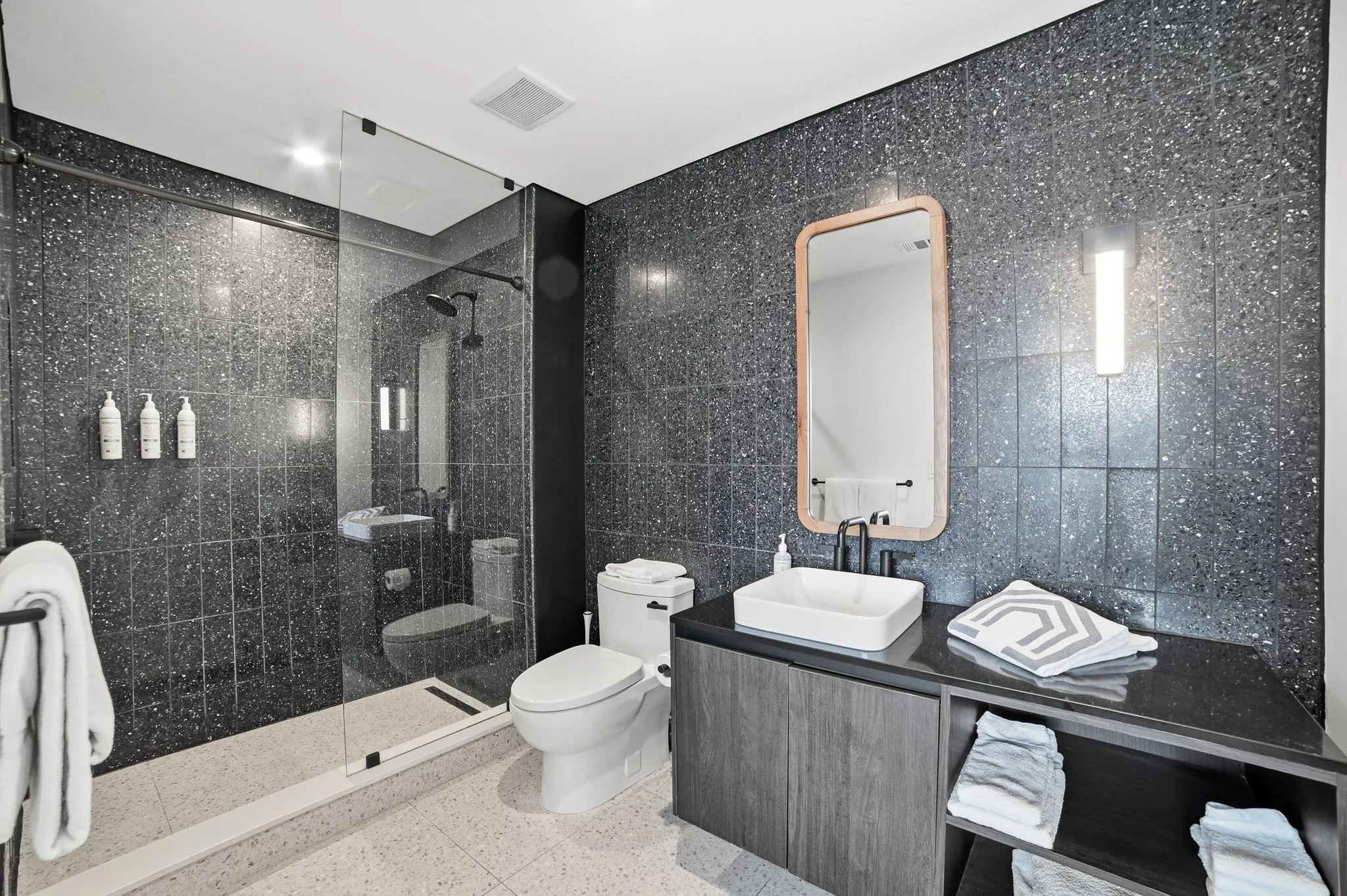 Photo 4 of 48 EAST AVE #1301