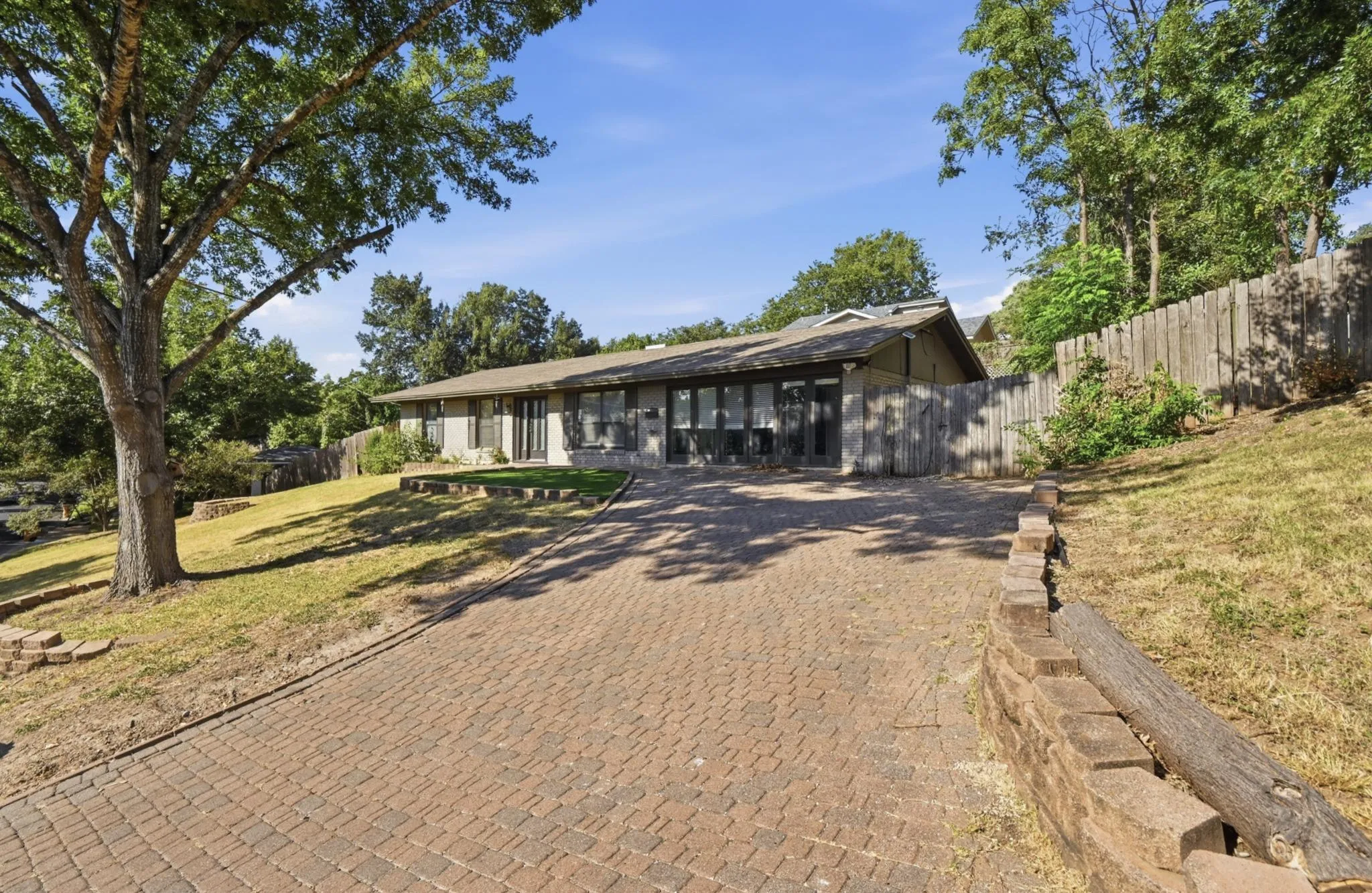 Photo 4 of 2600 OAKHAVEN DR