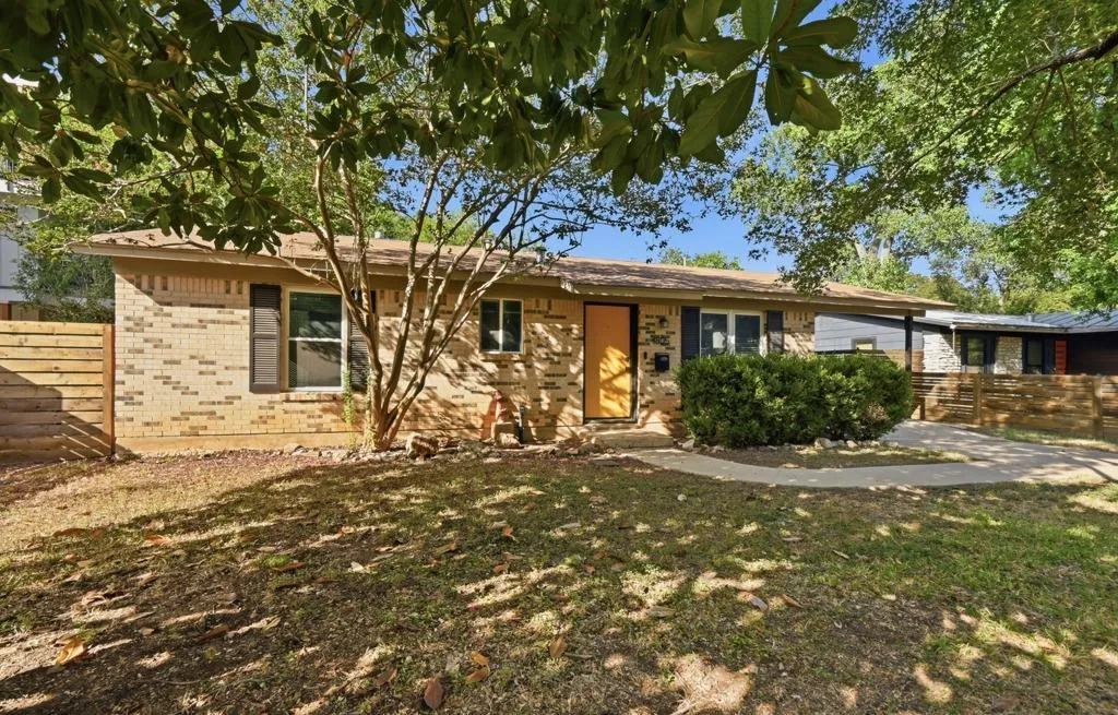 Photo 2 of 1805 FAIR OAKS DR