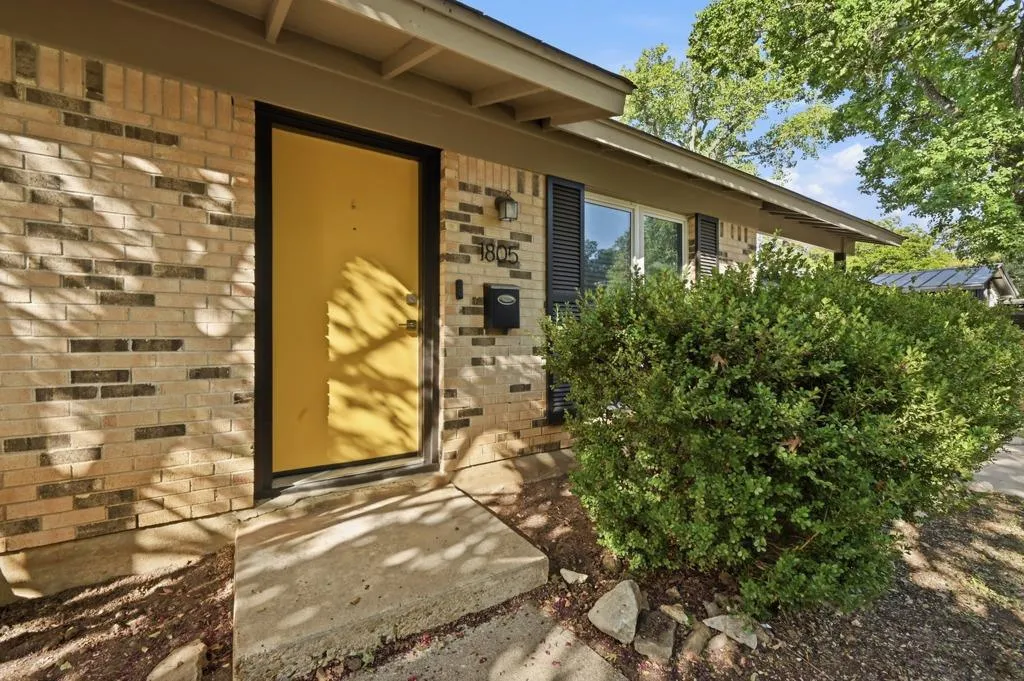 Photo 4 of 1805 FAIR OAKS DR