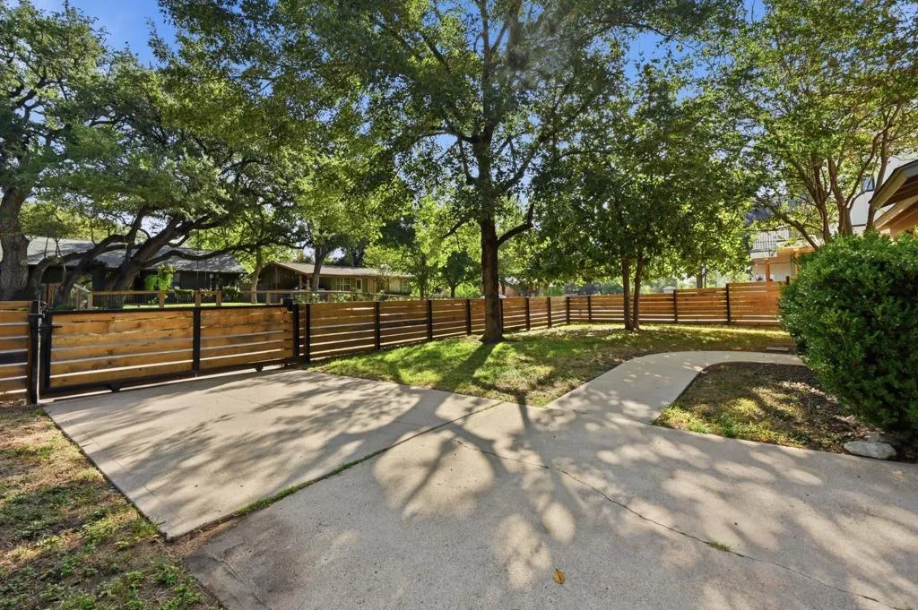 Photo 5 of 1805 FAIR OAKS DR