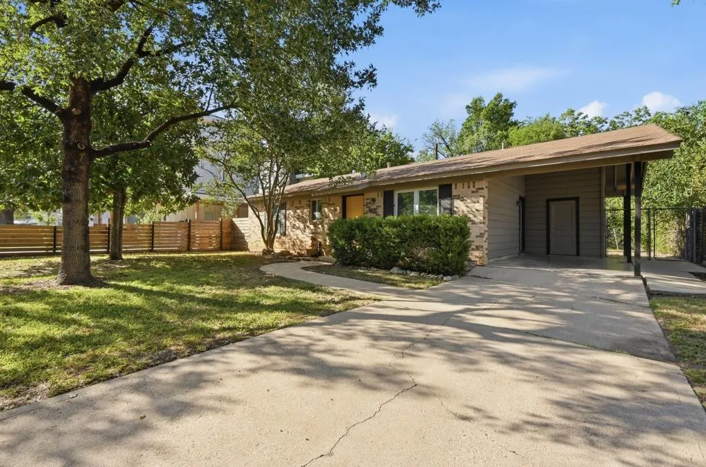 Photo 3 of 1805 FAIR OAKS DR