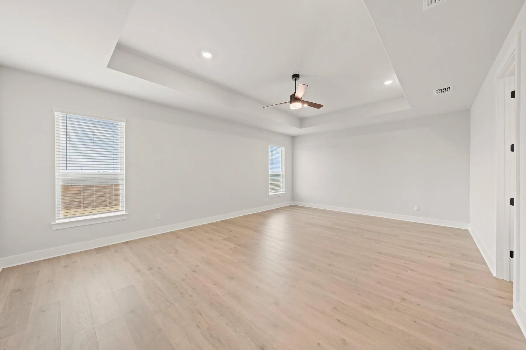 Photo 4 of 309 E LUNA BLUE LN